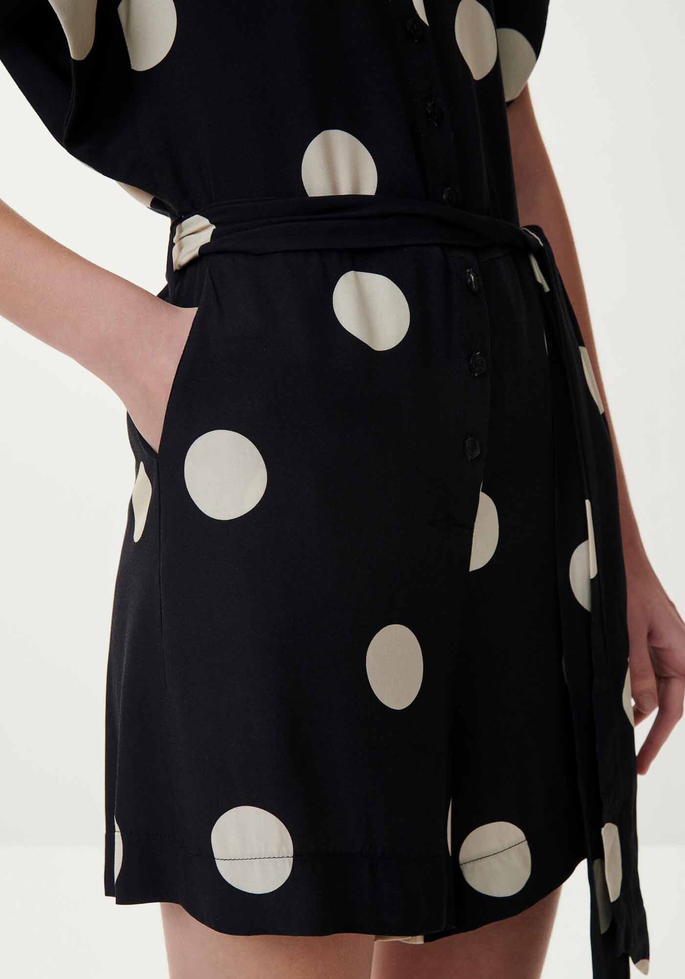 Macac&atilde;o Curto Po&aacute; em Viscose com Cinto, , large.