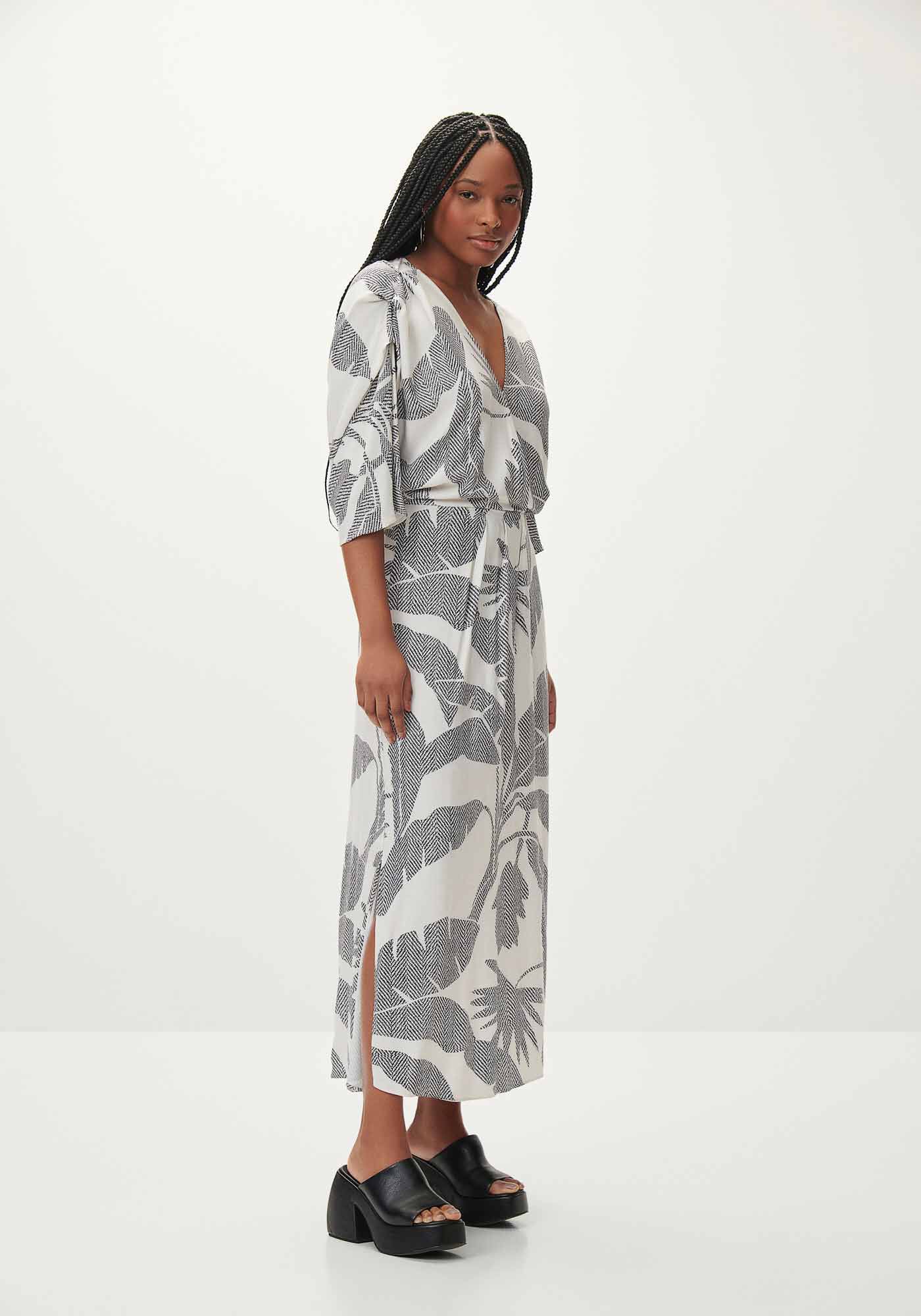 Vestido Midi em Viscose com Pregas Manga, , large.