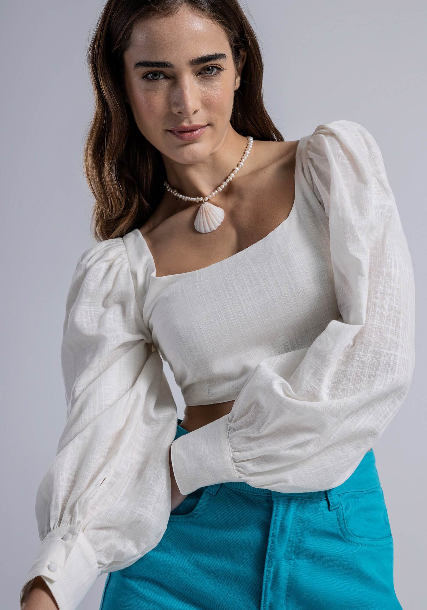 Blusa Cropped em Tecido Thige com Manga Bufante, , large.