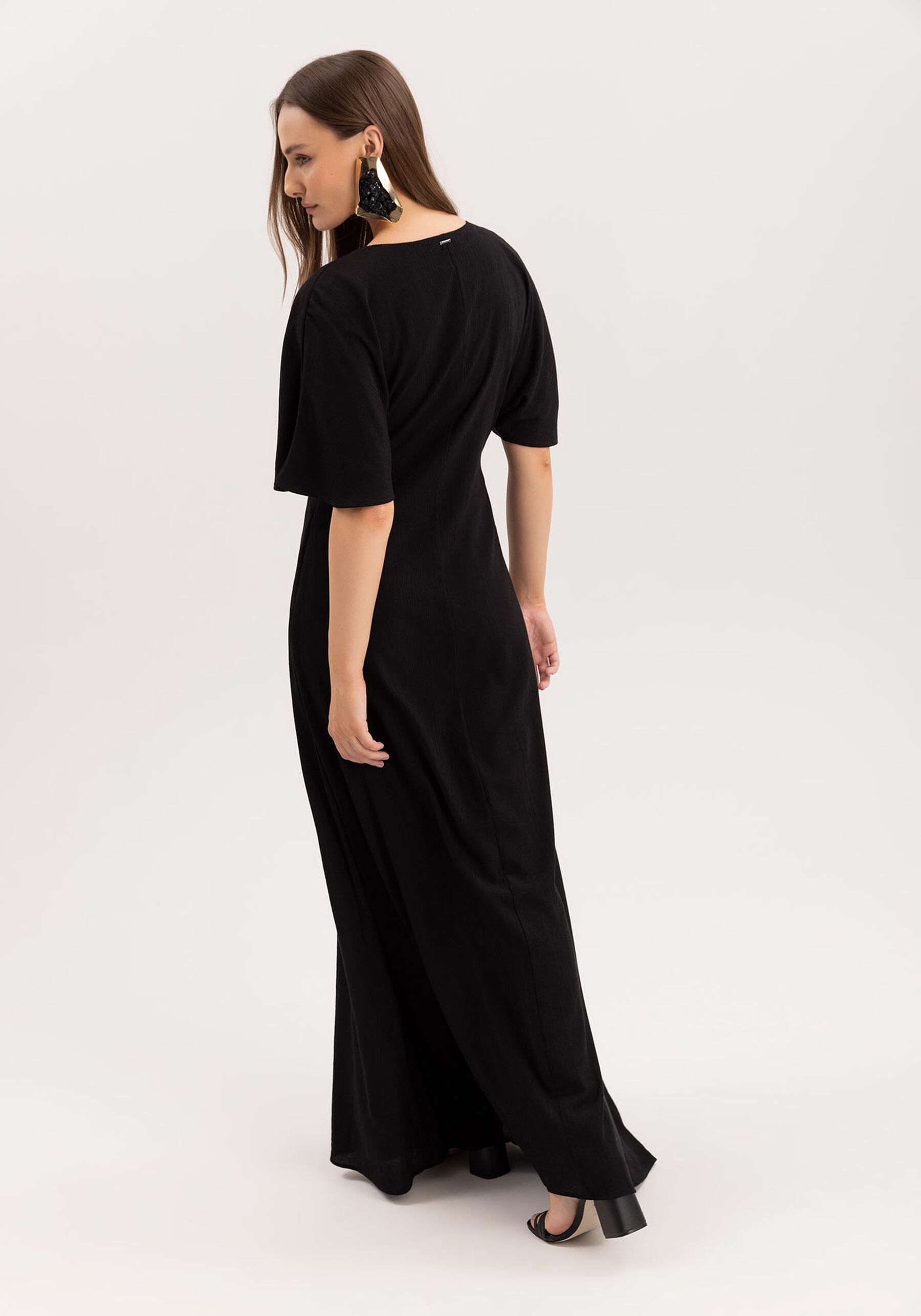 Vestido Longo em Viscose Texturizada com Manga Flare, PRETO REATIVO. Vestido Longo em Viscose Texturizada com Manga Flare, PRETO REATIVO, large.