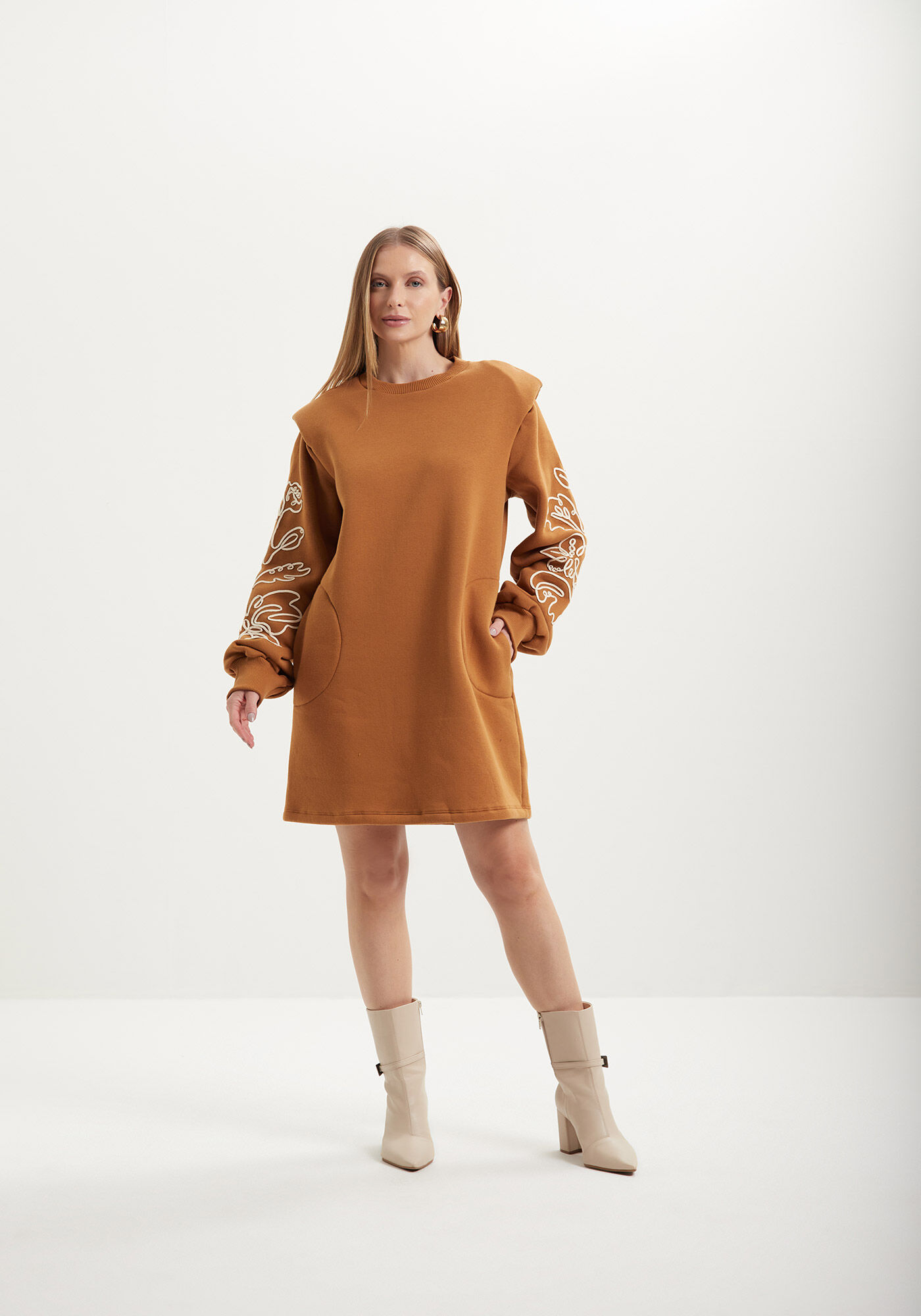 Vestido Curto Com Mangas Amplas Bordadas Em Moletom, , large.