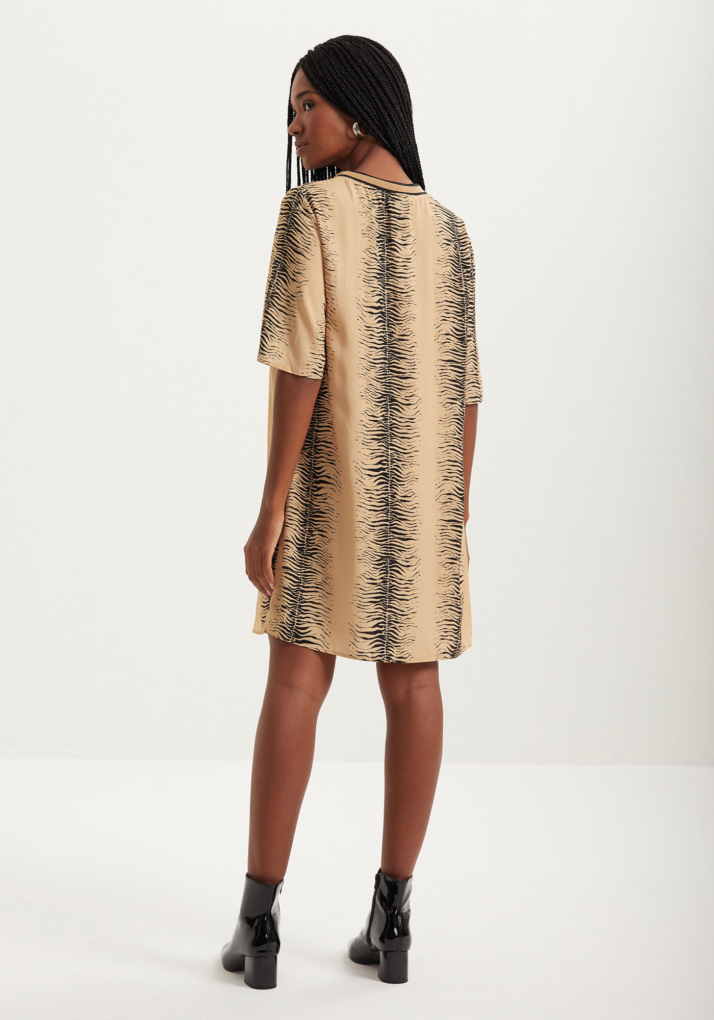 Vestido Curto Estampado Com Manga Curta E Gola Em Retil&iacute;nea, , large.