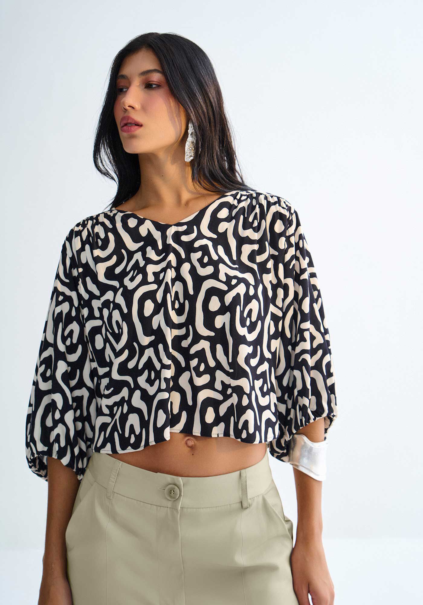 Blusa Manga 3/4 Ampla em Viscose Animal Print, VILLAGE PRETO, large.