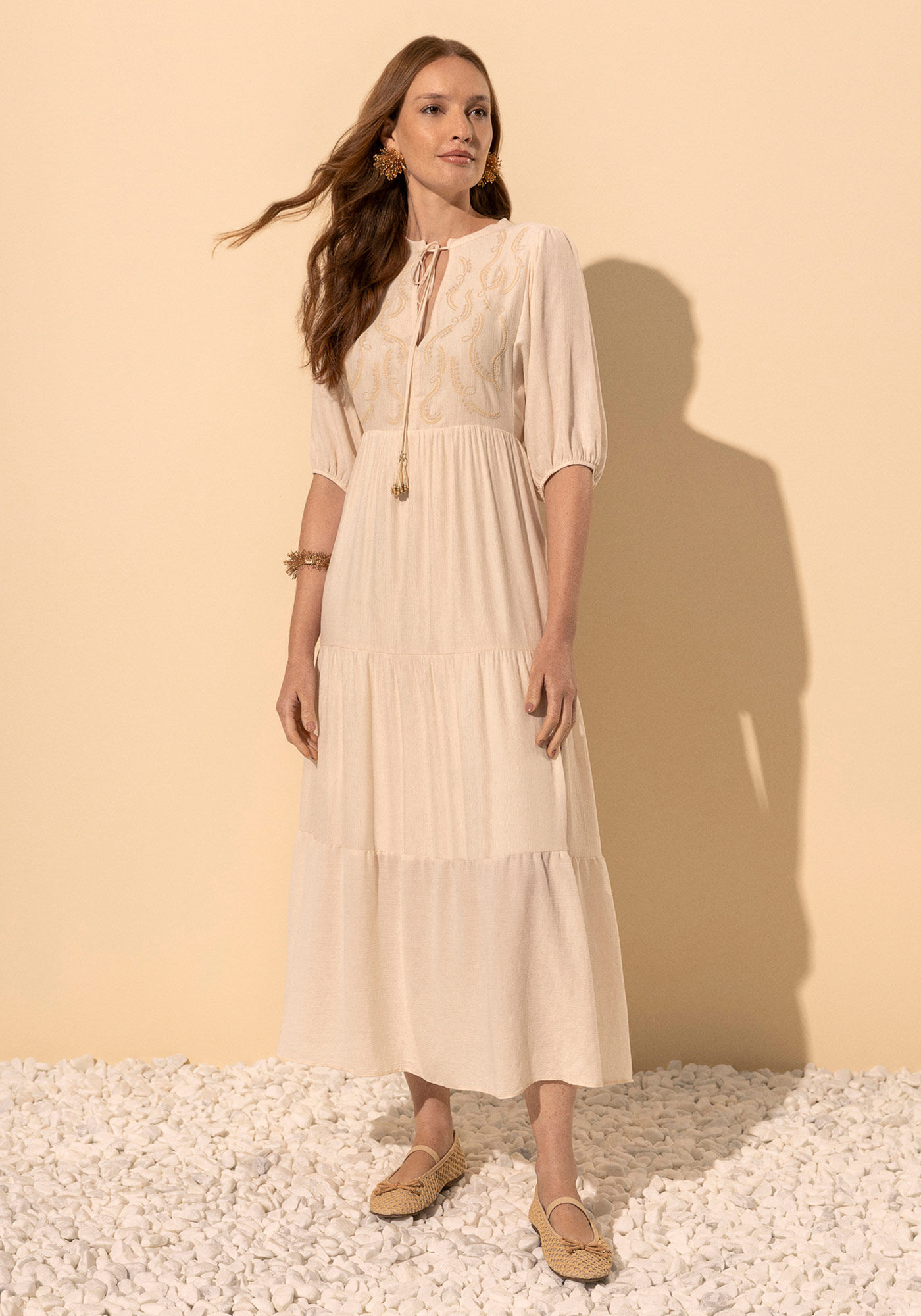 Vestido Ch&aacute; Com Babados Na Barra E Busto Bordado, BRANCO OFF WHITE, large.