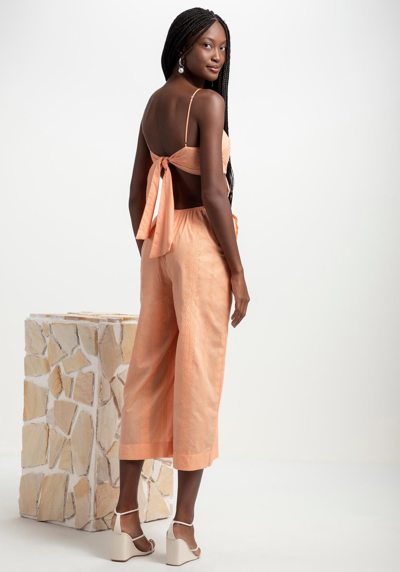 Macac&atilde;o Midi em Tecido Bordado com Cut Out, , large.