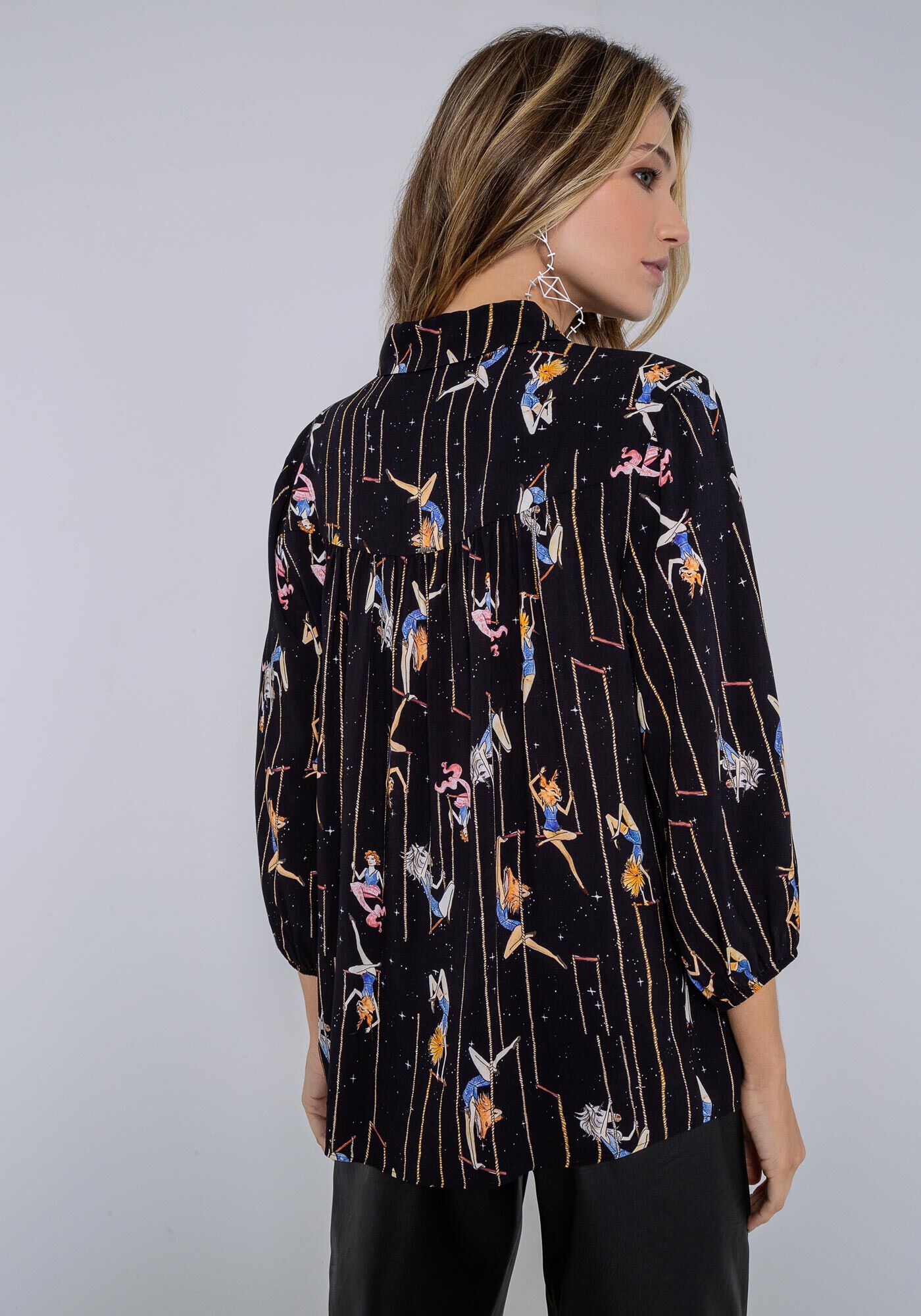 Camisa Ampla em Viscose com Manga Bufante, ACROBATAS, large.