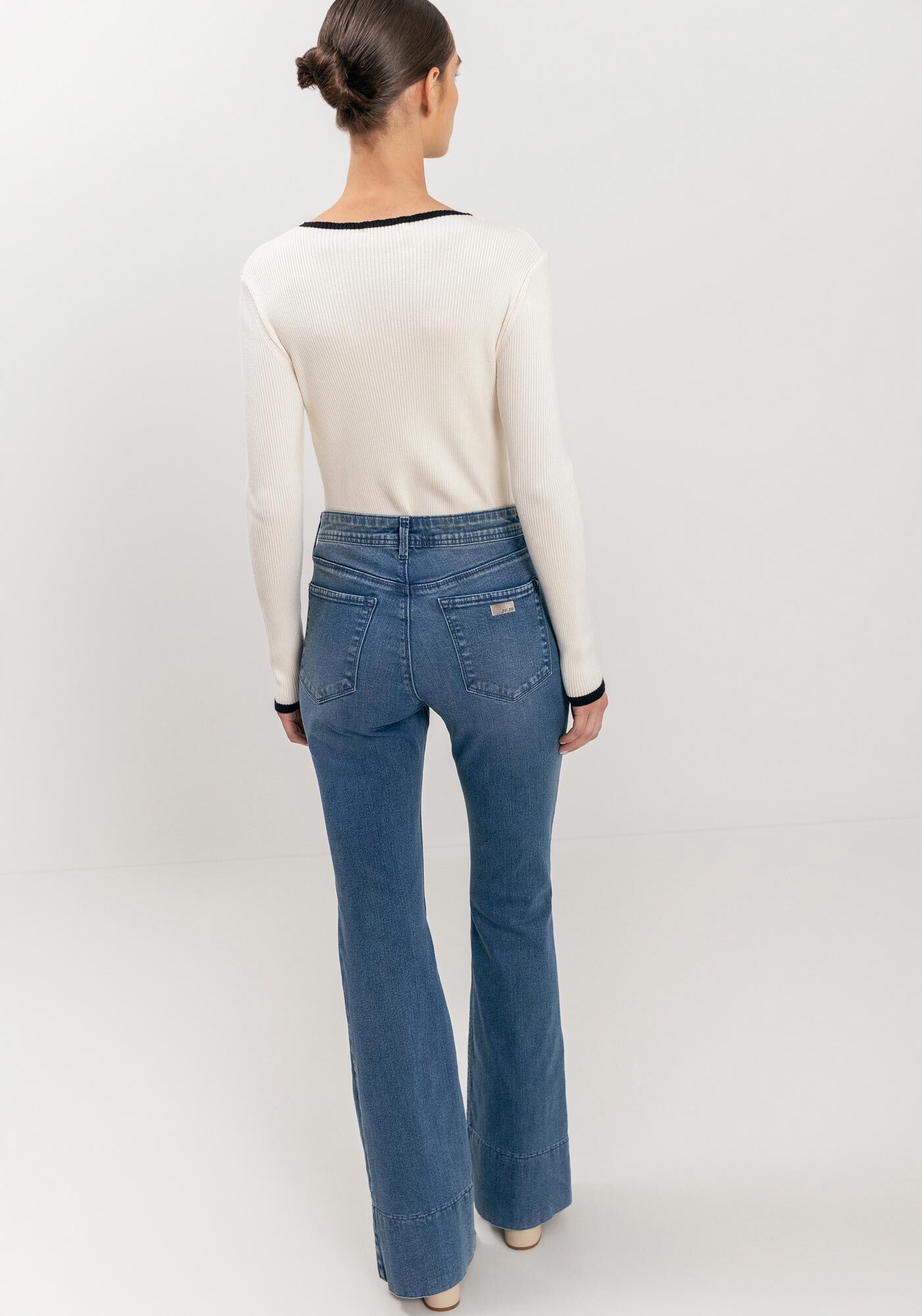 Cal&ccedil;a Jeans Flare Com Cintura Alta E Bolsos Funcionais, , large.