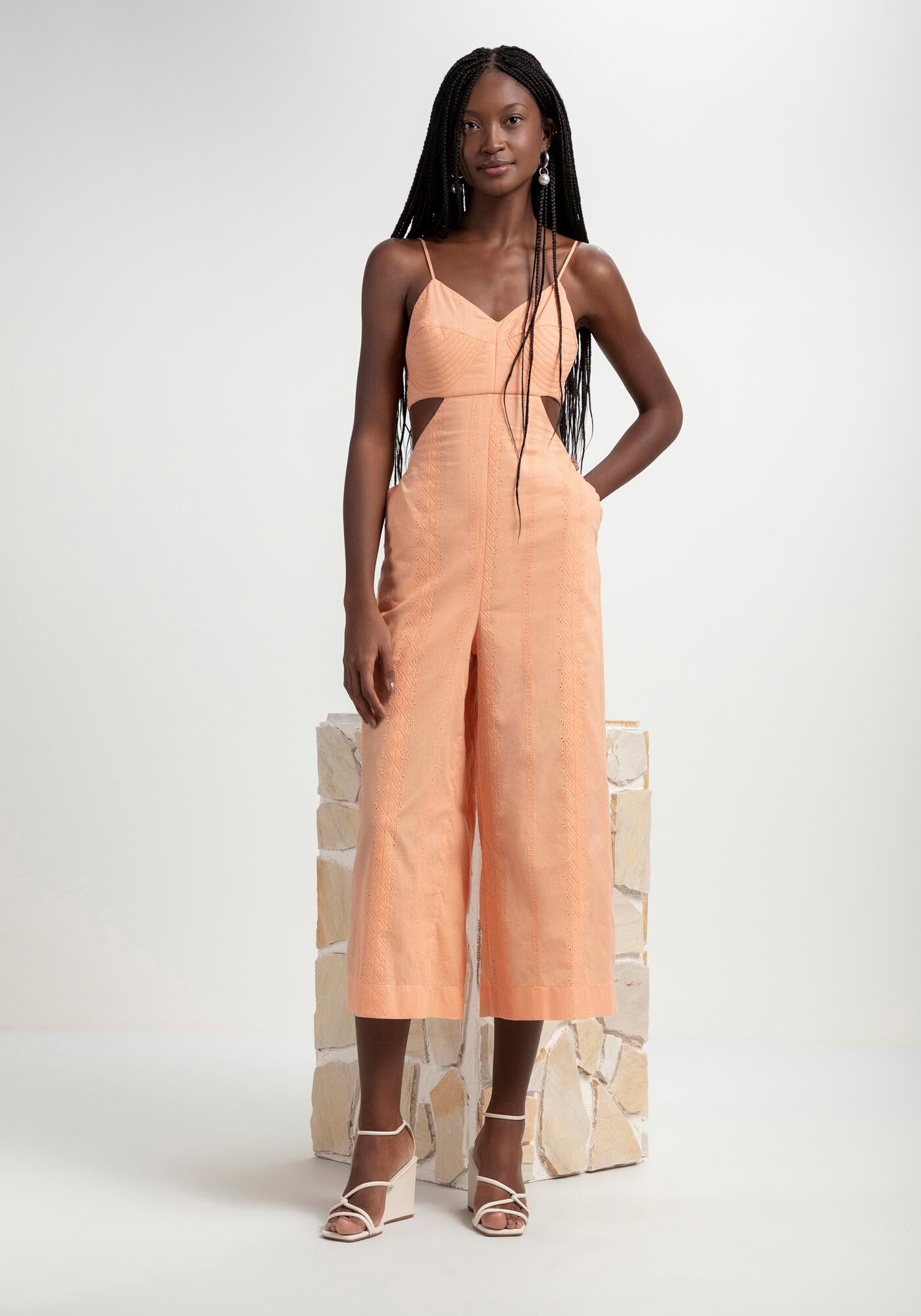 Macac&atilde;o Midi em Tecido Bordado com Cut Out, , large.