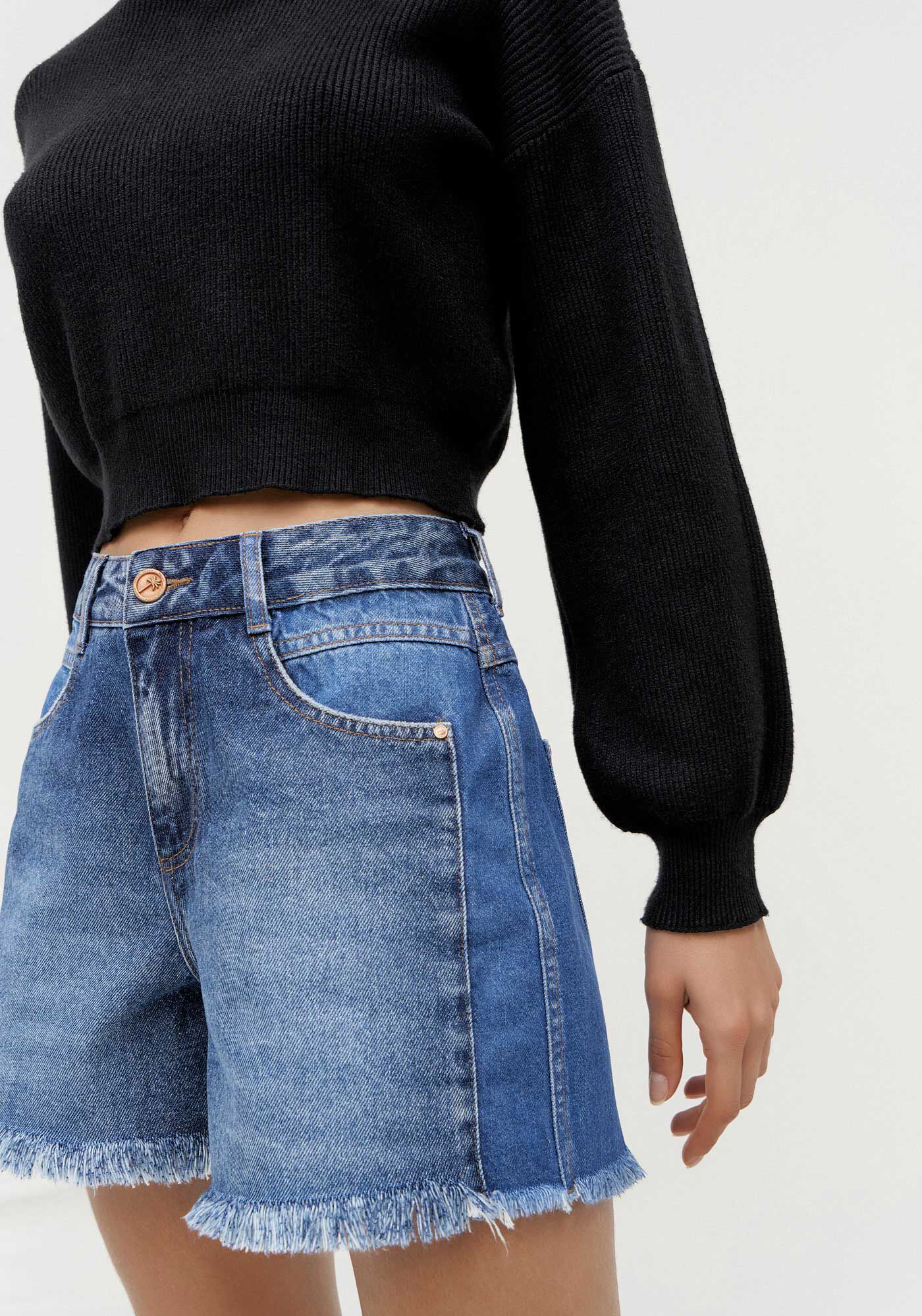 Shorts Jeans Boyfriend com Recorte Assim&eacute;trico, , large.