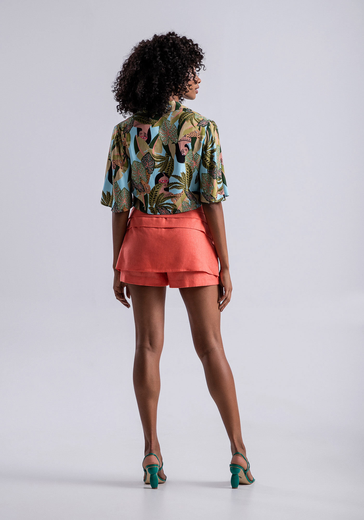 Camisa Cropped em Viscose com Manga Sino Lez a Lez