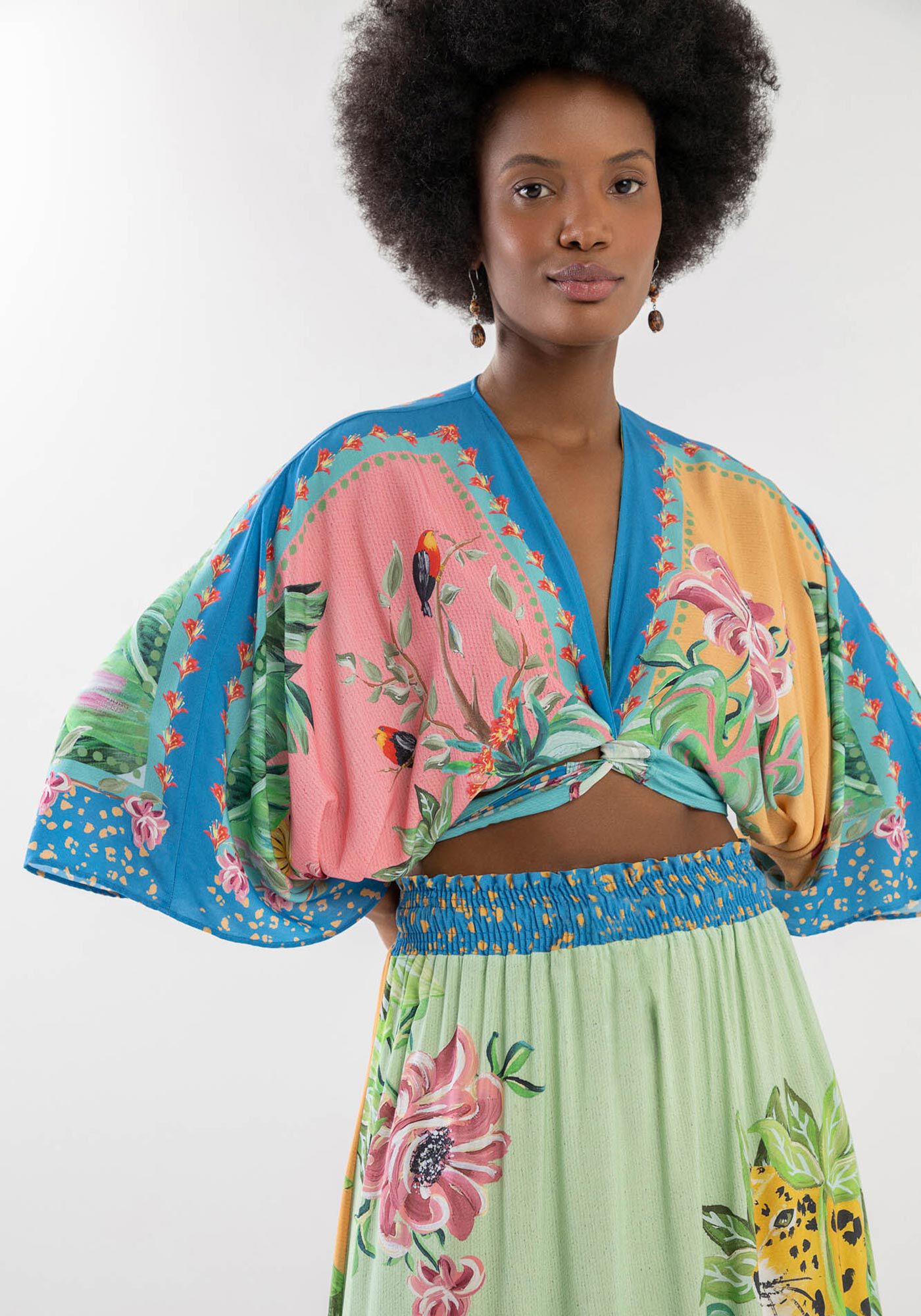 Blusa Transpassada em Viscose Estampada, , large.