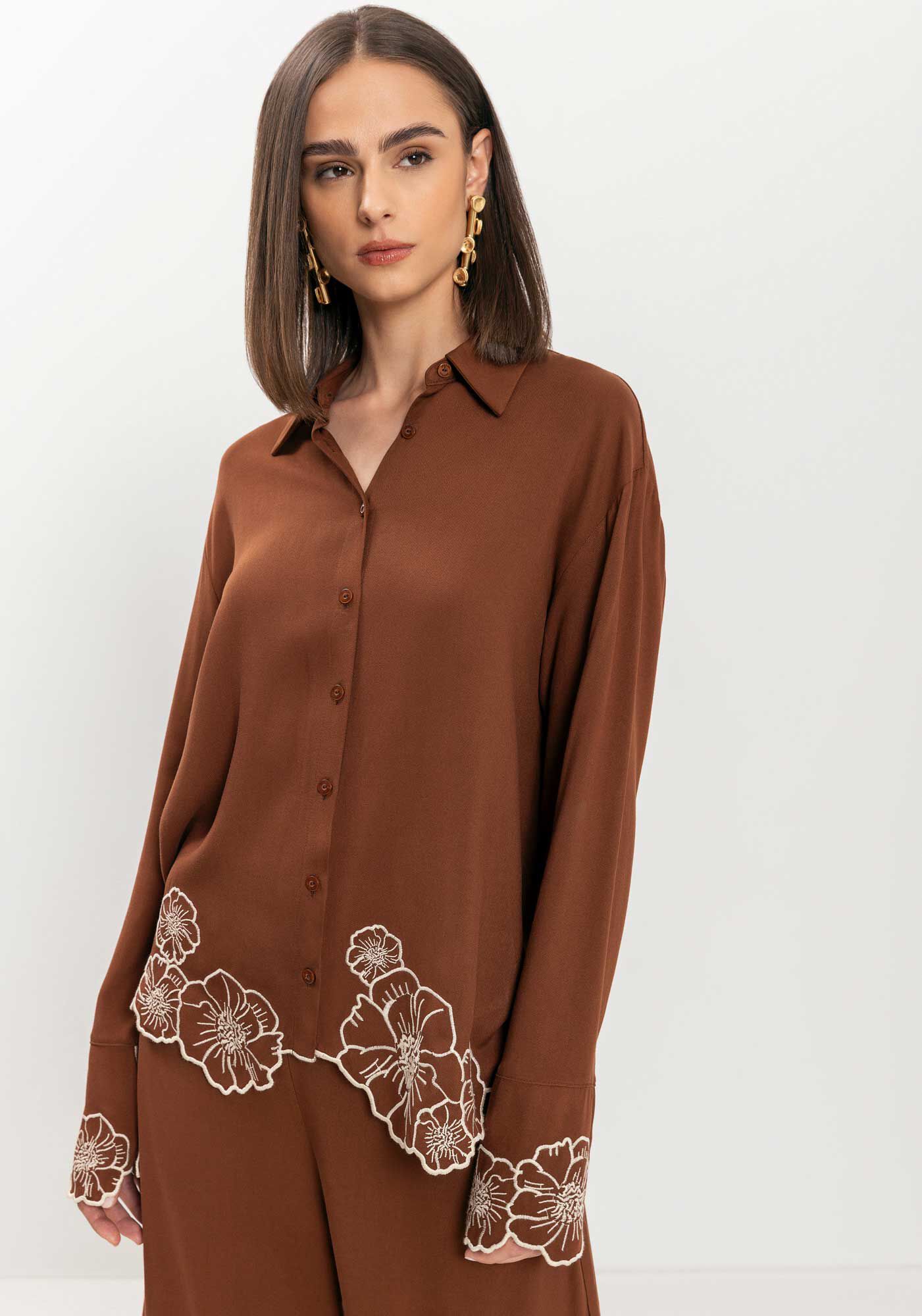 Camisa Alongada De Mangas Longas Com Bot&otilde;es E Bordados, MARROM TAMARA, large.