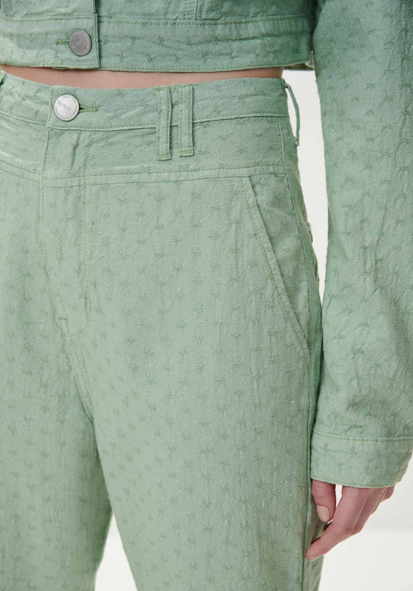 Cal&ccedil;a Sarja Mom Cropped com Textura Sustent&aacute;vel, VERDE GEMSTONE, large.