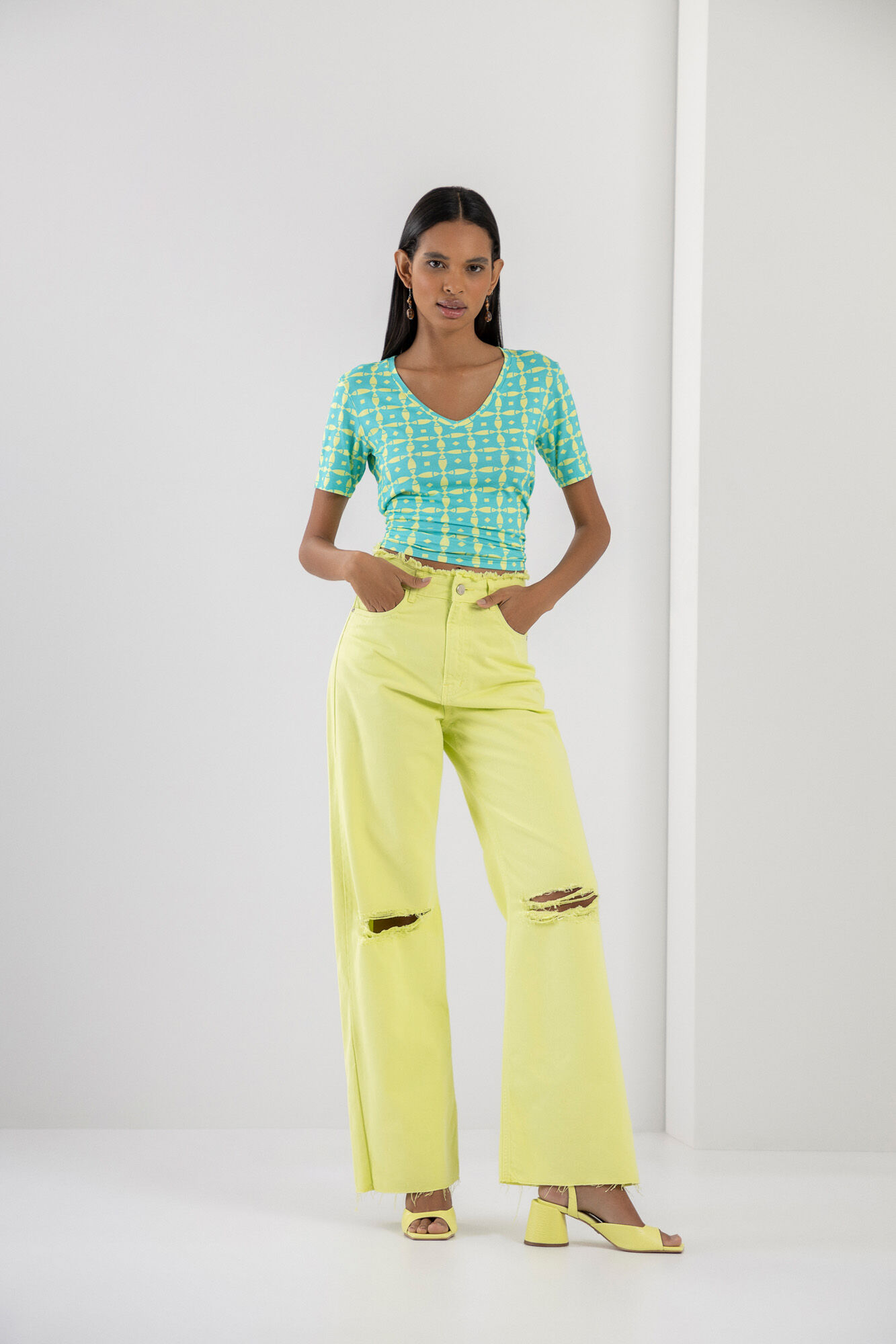 Blusa Manga Curta Estampada com Decote V, , large.