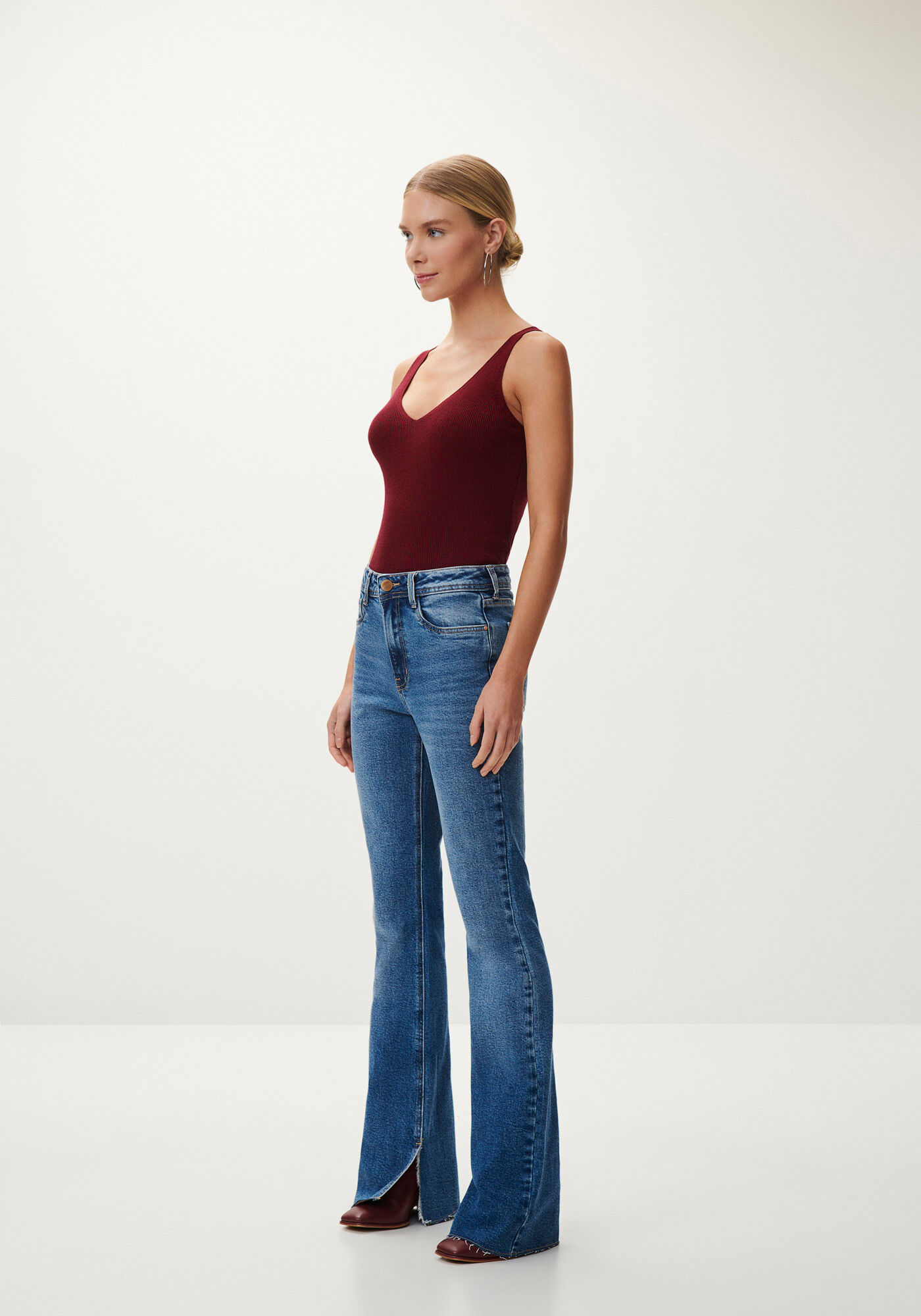 Cal a Jeans Flare Super Alta com Abertura Barra Lez a Lez
