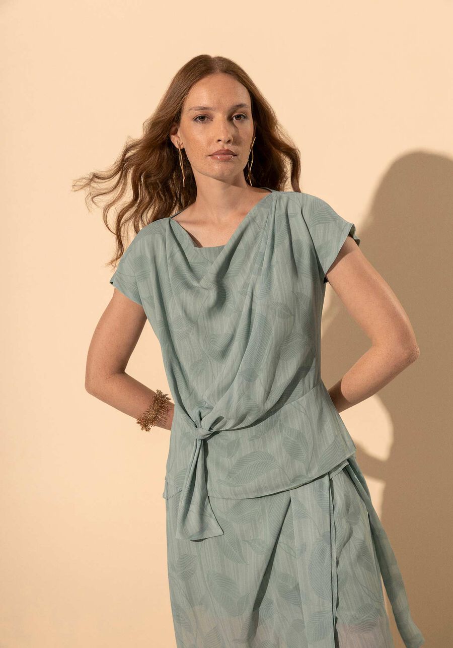 Blusa Fluida Estampada De Mangas Curtas Com Decote Degagê, GREEN LEAF VERDE. Blusa Fluida Estampada De Mangas Curtas Com Decote Degagê, GREEN LEAF VERDE, large.