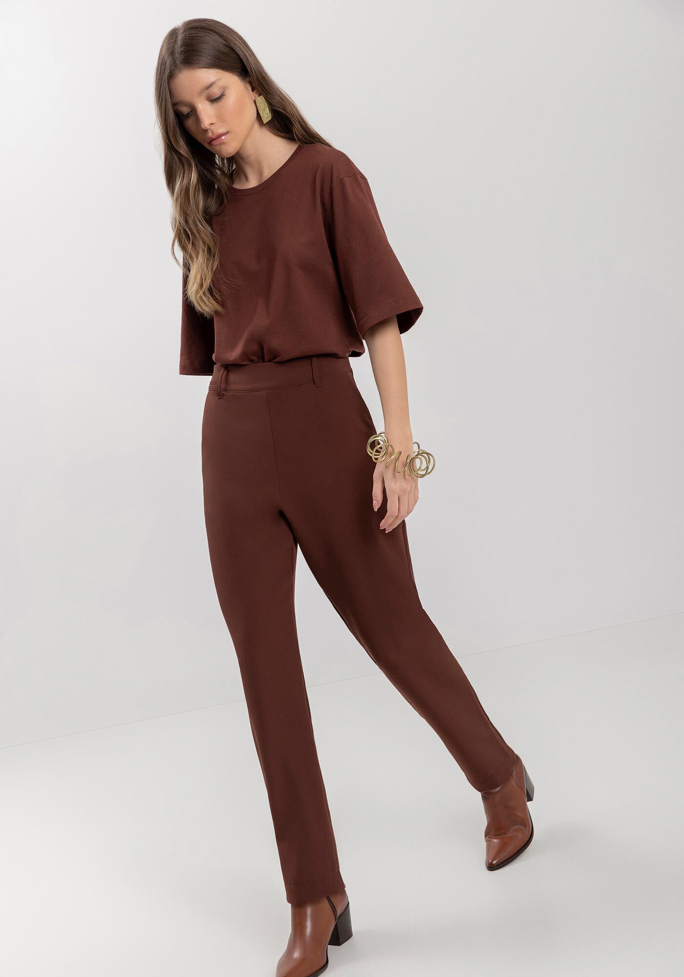 Cal&ccedil;a Carrot Em Alfaiataria Com Cintura Alta E Bolsos, MARROM CHOCOLATE, large.