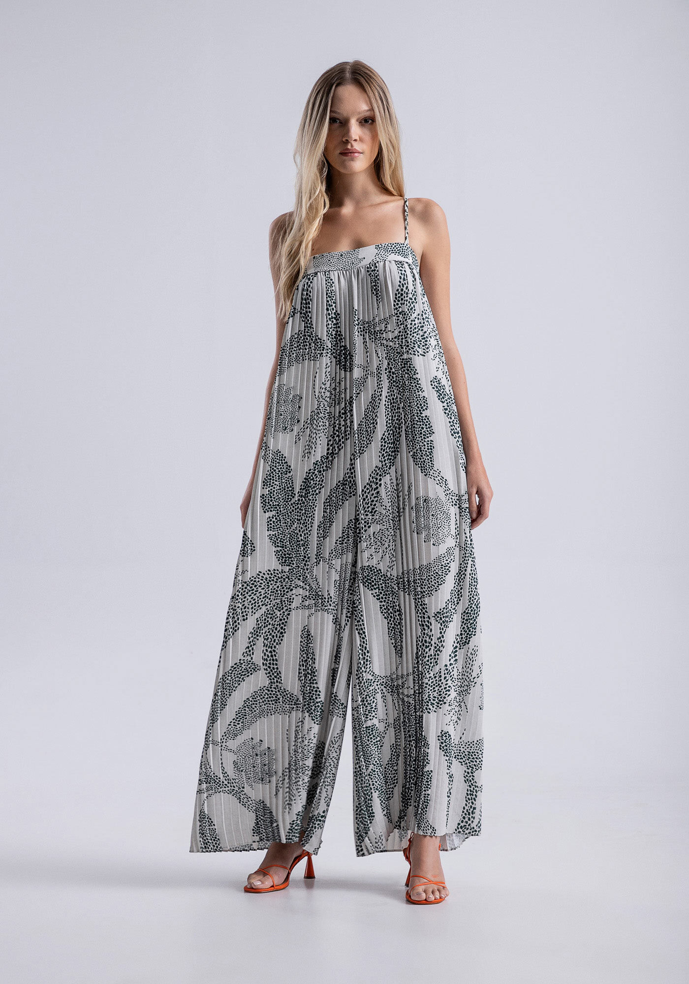 Macac&atilde;o Longo com Al&ccedil;as em Tecido Poly Plissado, , large.