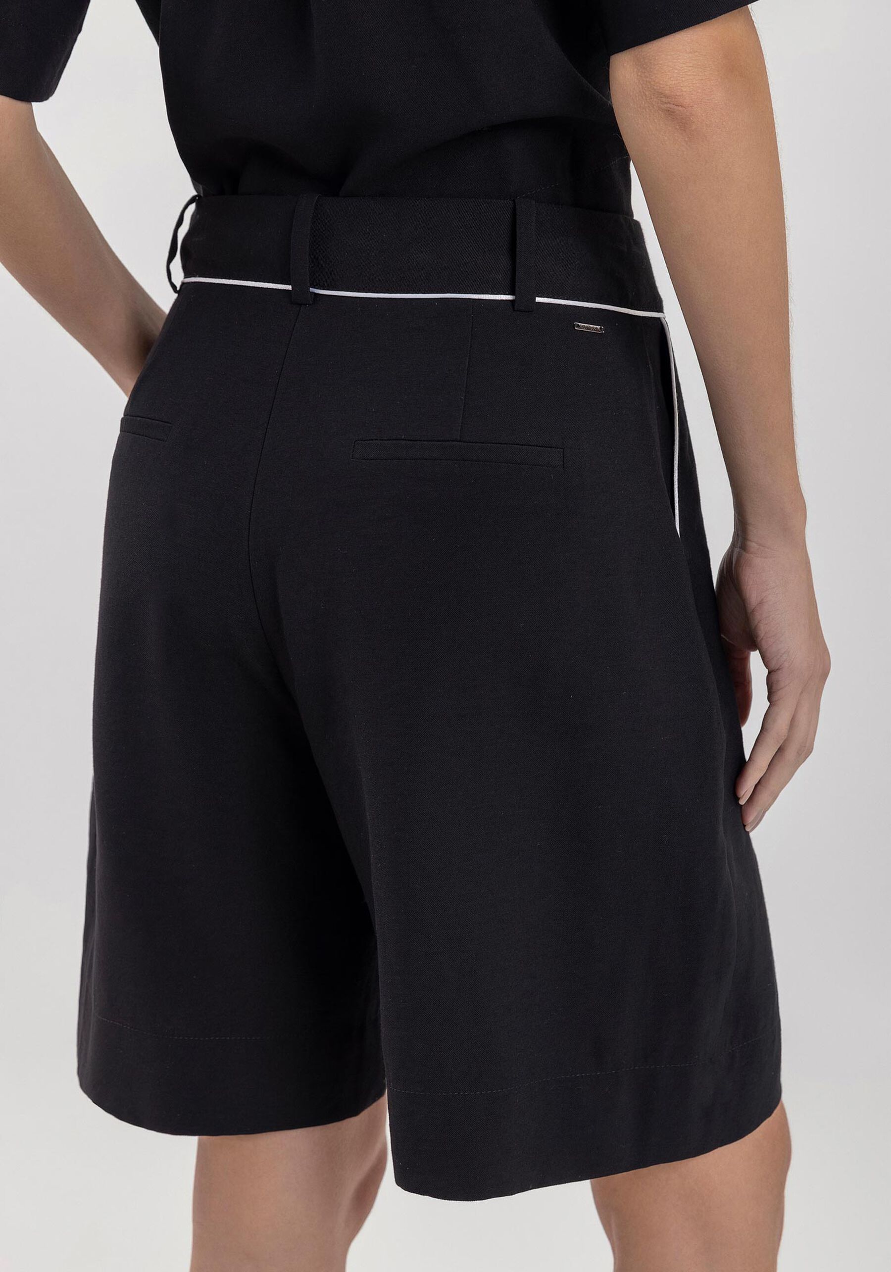 Shorts Em Alfaiataria Com Cintura Alta E Bolsos Funcionais, . Shorts Em Alfaiataria Com Cintura Alta E Bolsos Funcionais, , large.
