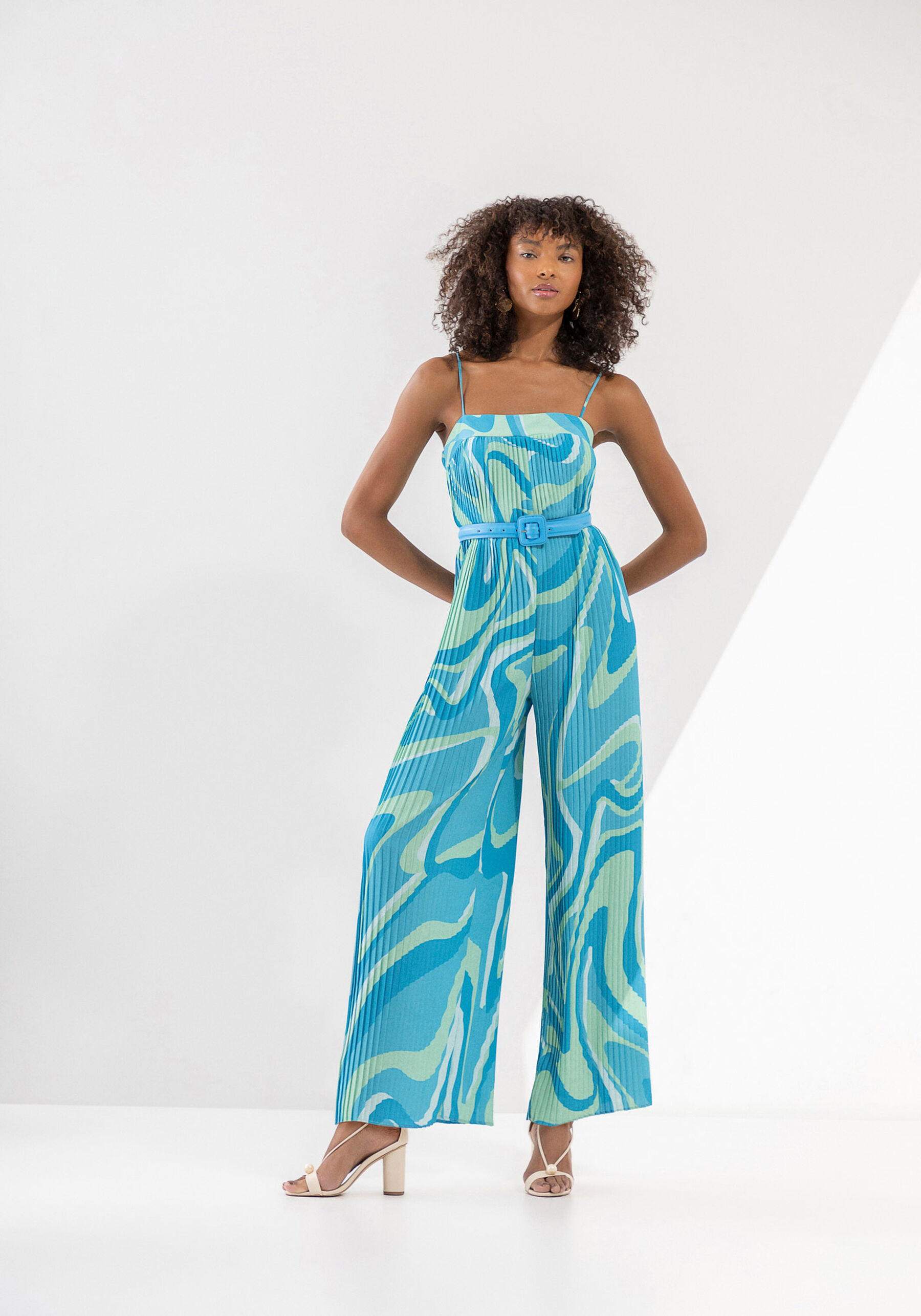 Macacão Longo Plissado Estampado com Decote Reto, VISAYAN. Macacão Longo Plissado Estampado com Decote Reto, VISAYAN, large.