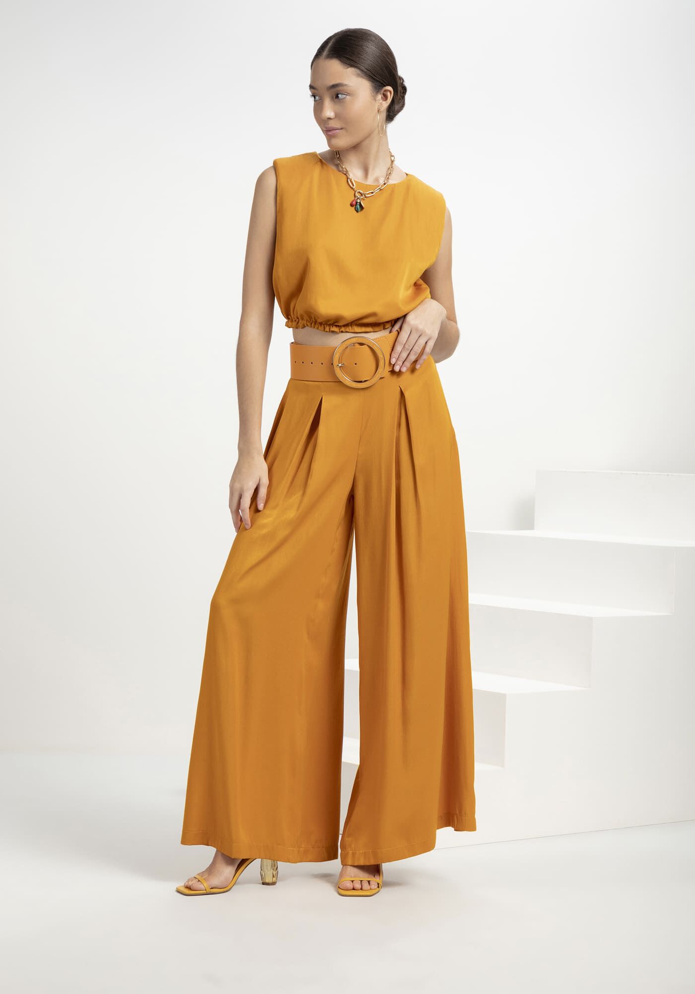 Calça pantalona com top pregas