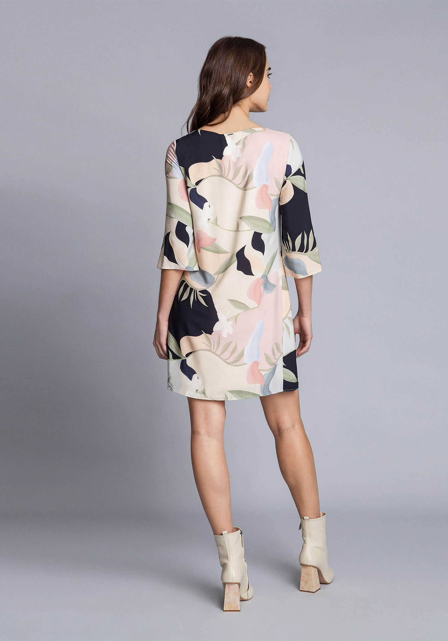 Vestido curto com mangas 3/4, . Vestido curto com mangas 3/4, , large.