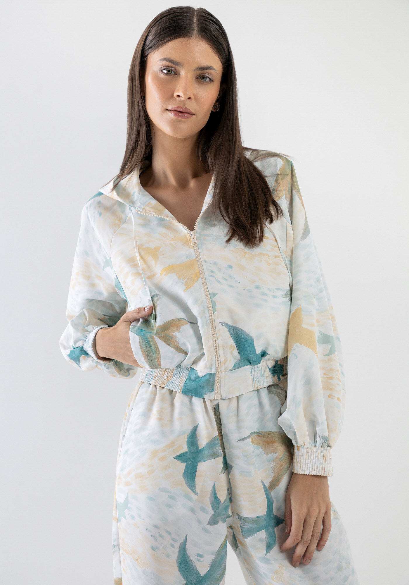 Jaqueta Bomber Cropped Estampada com Capuz, , large.