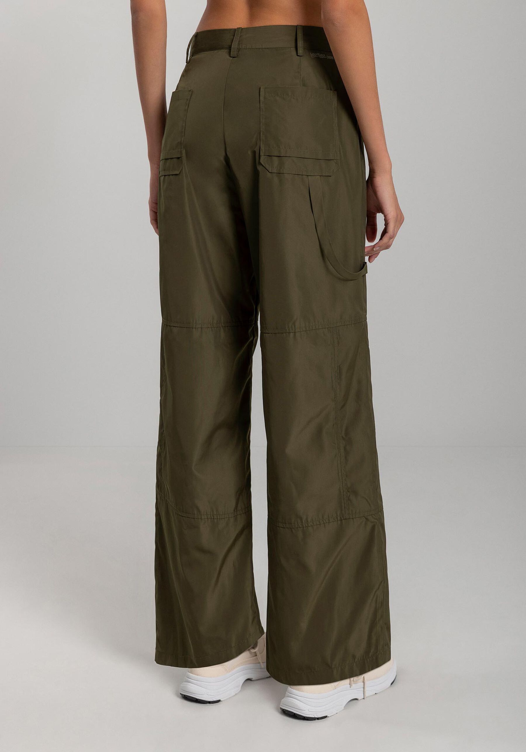 Calça Reta Corta Vento Com Cintura Média E Bolsos Move, . Calça Reta Corta Vento Com Cintura Média E Bolsos Move, , large.