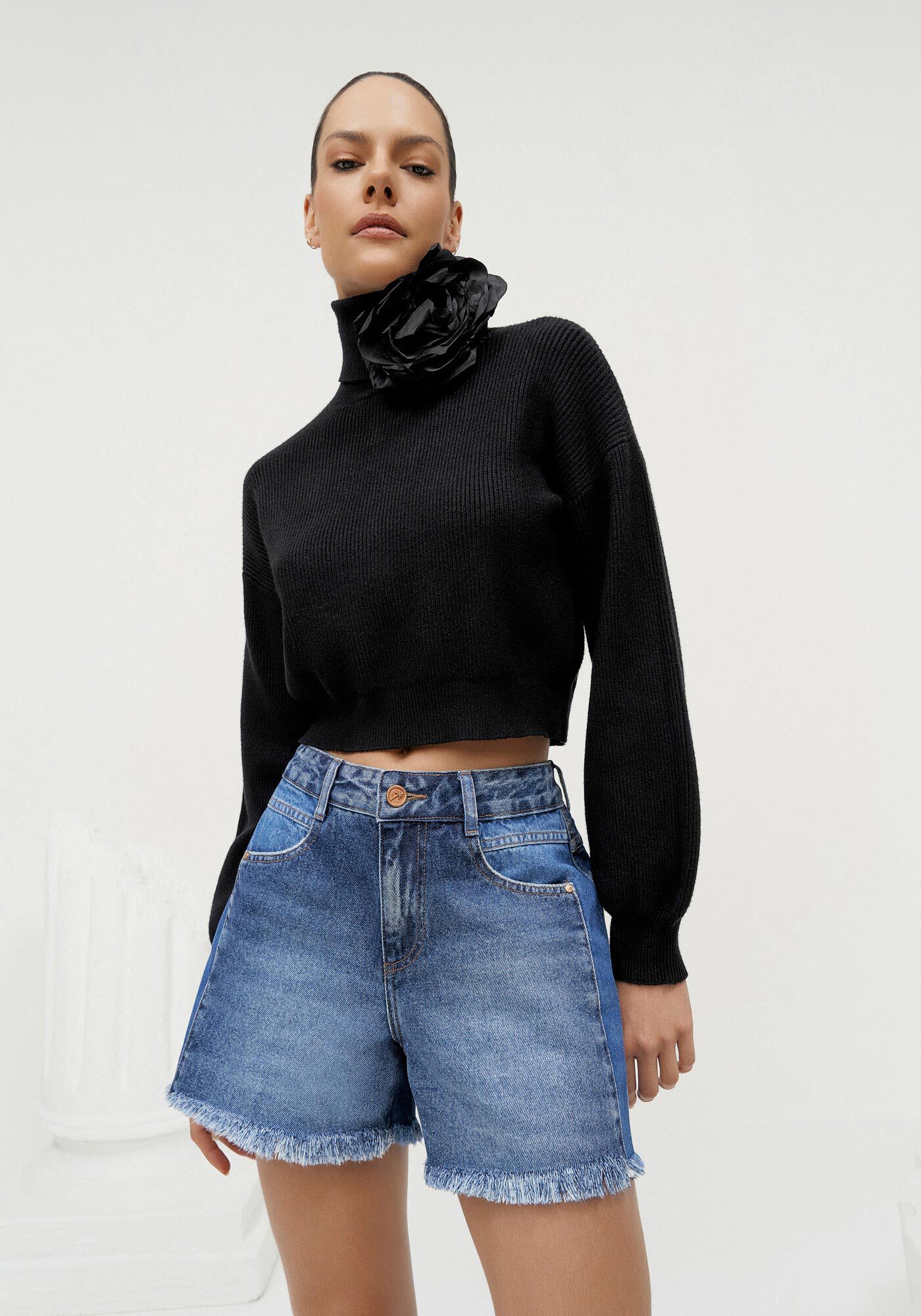 Shorts Jeans Boyfriend com Recorte Assim&eacute;trico, , large.