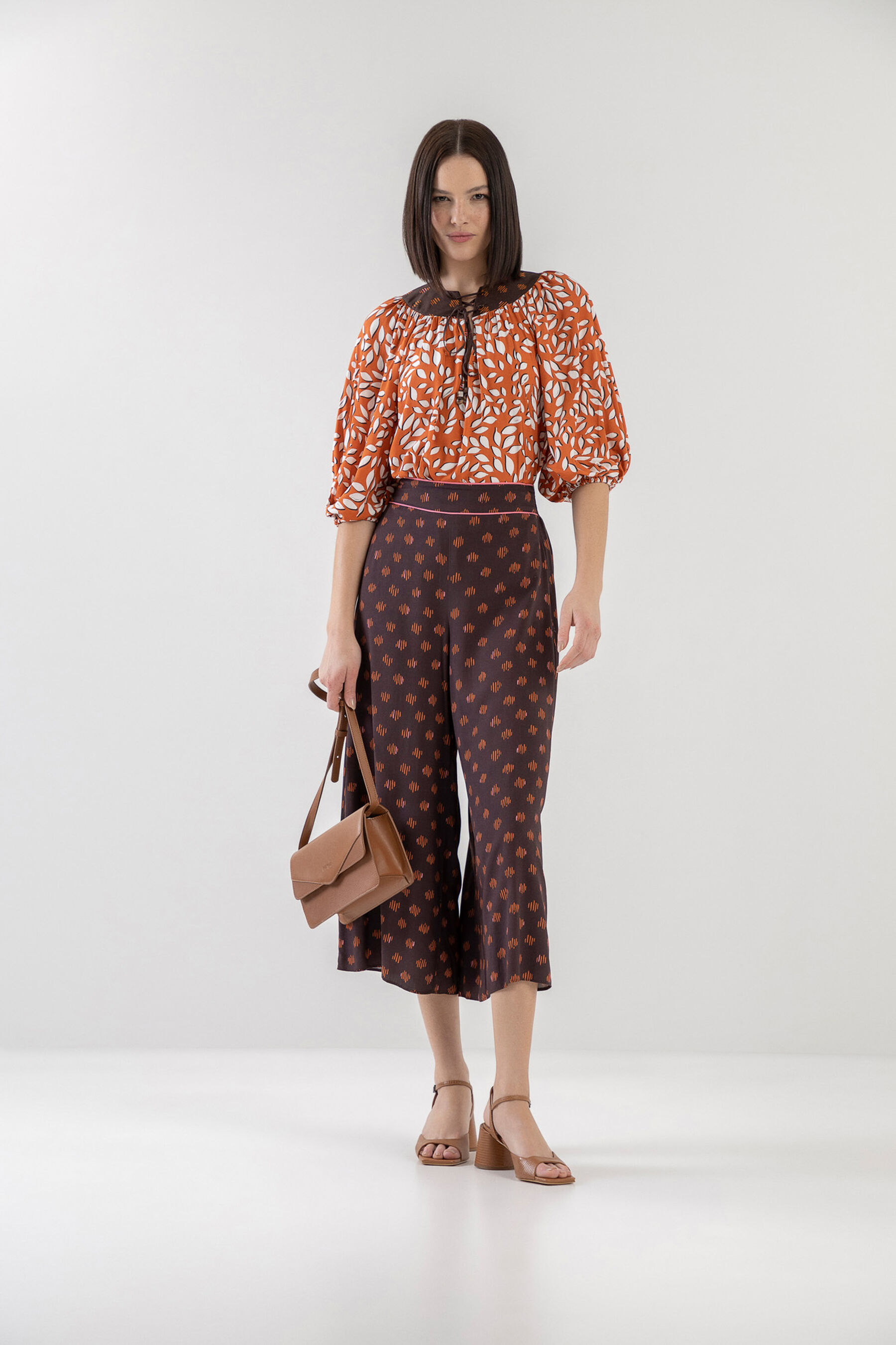 Blusa Oversized Estampada com Recorte Gola, JAMBU. Blusa Oversized Estampada com Recorte Gola, JAMBU, large.
