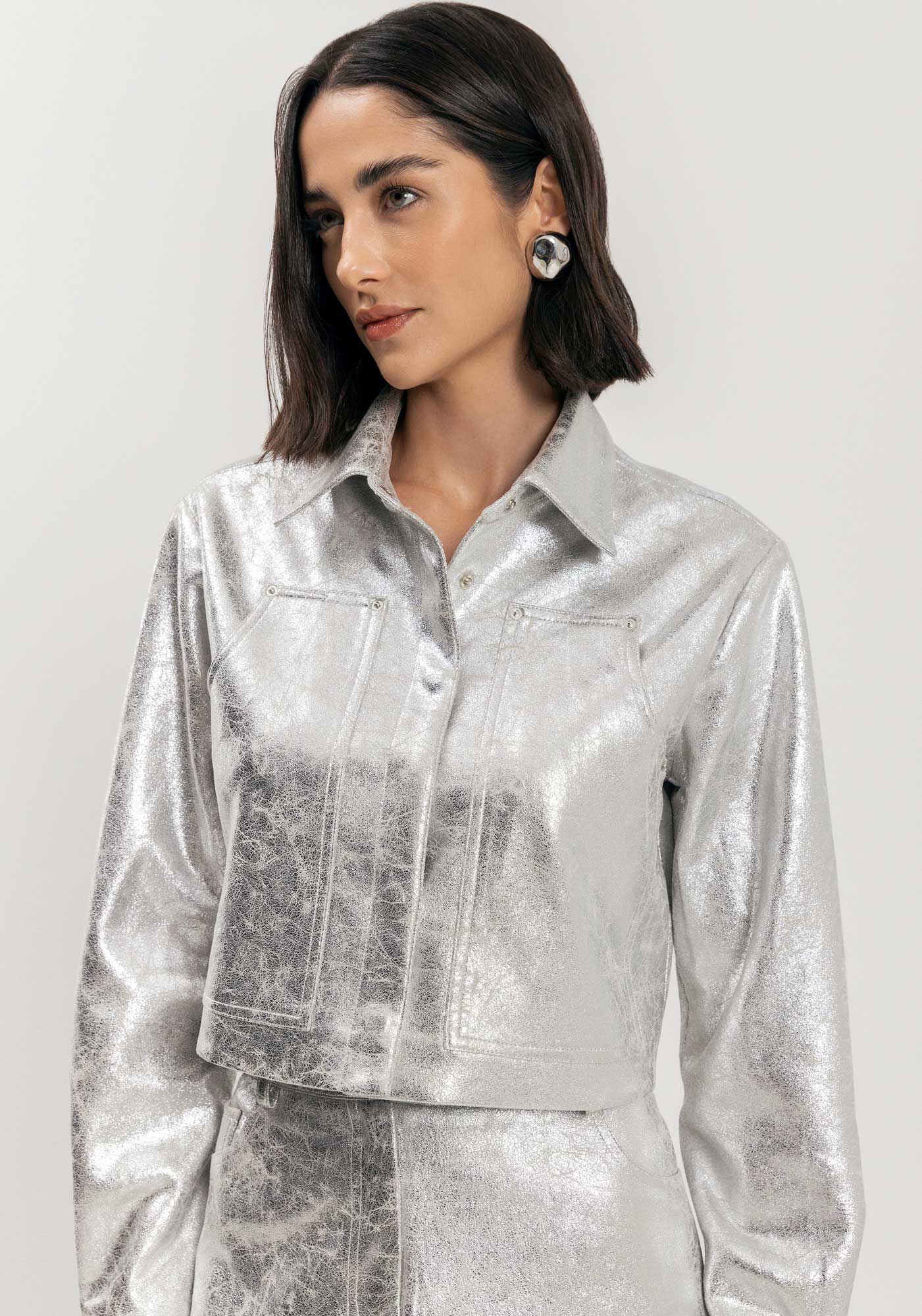 Jaqueta Curta Com Bolsos E Bot&otilde;es Em Suede Metalizado, , large.