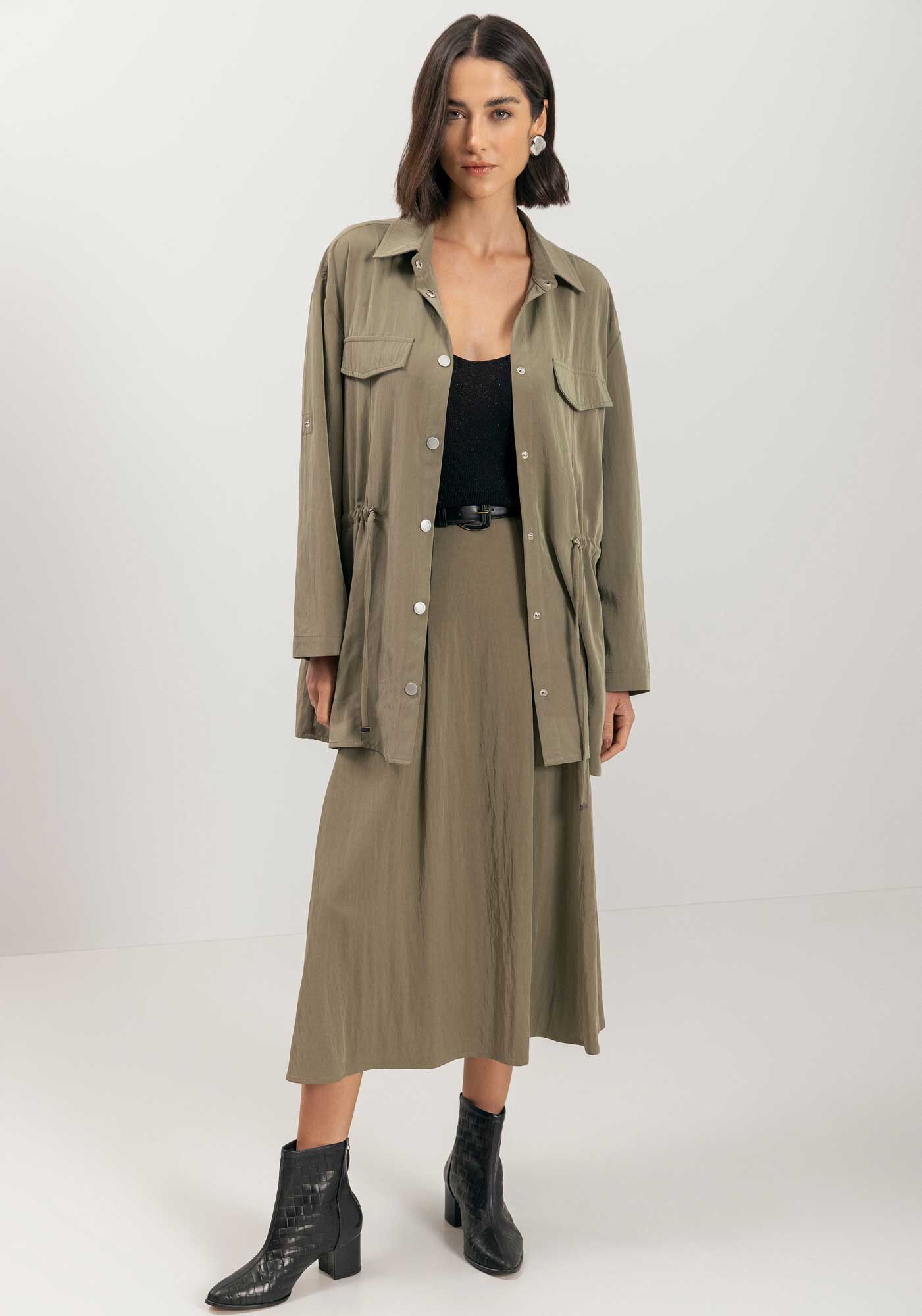 Parka Alongada Com Bot&otilde;es E Regulagem Na Cintura, VERDE AZEITONA, large.