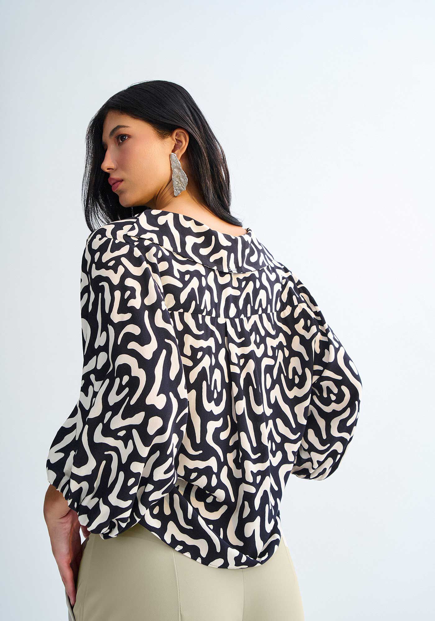 Blusa Manga 3/4 Ampla em Viscose Animal Print, VILLAGE PRETO, large.