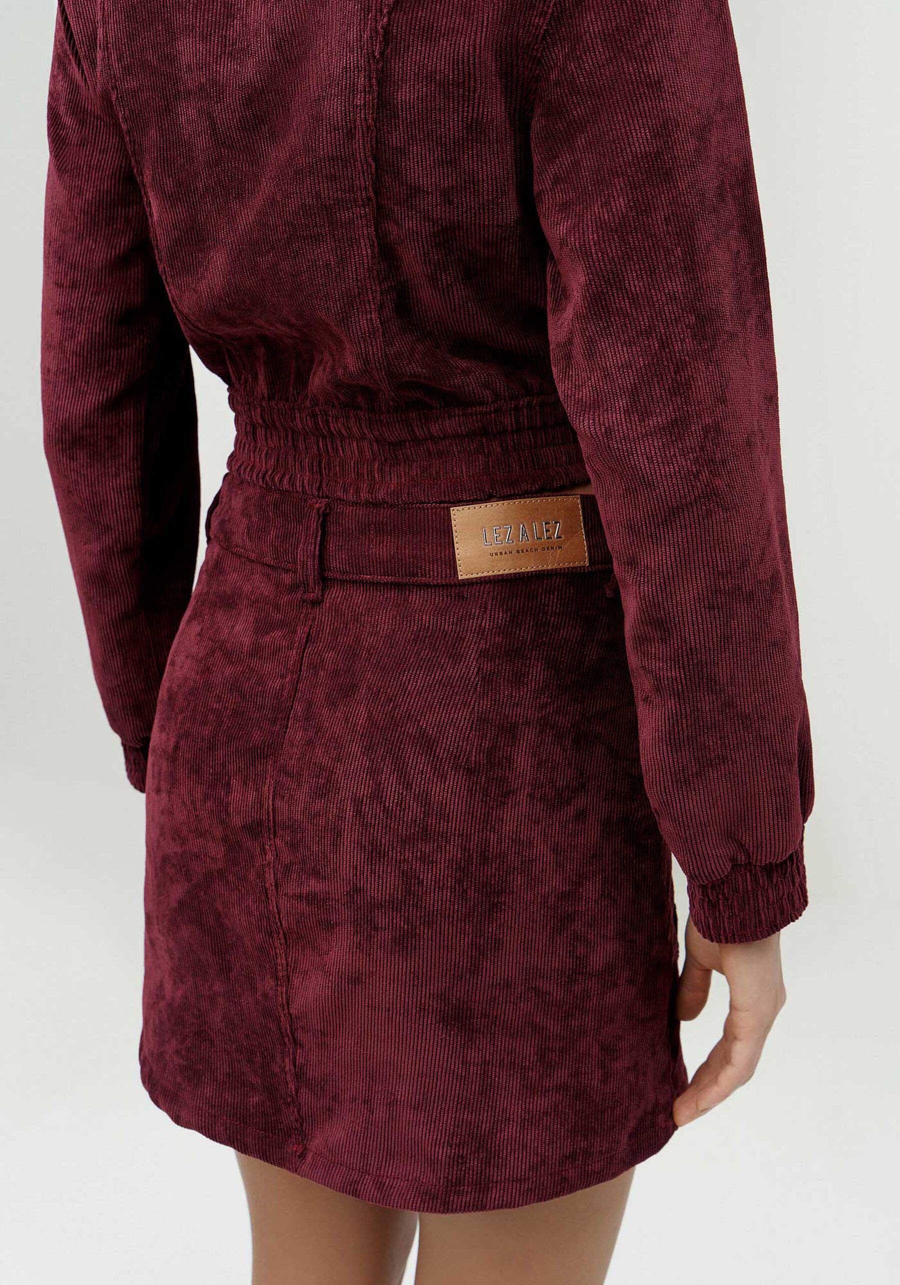 Saia Curta em Veludo com Bolso Cargo, BORDO KIR ROYALLE. Saia Curta em Veludo com Bolso Cargo, BORDO KIR ROYALLE, large.