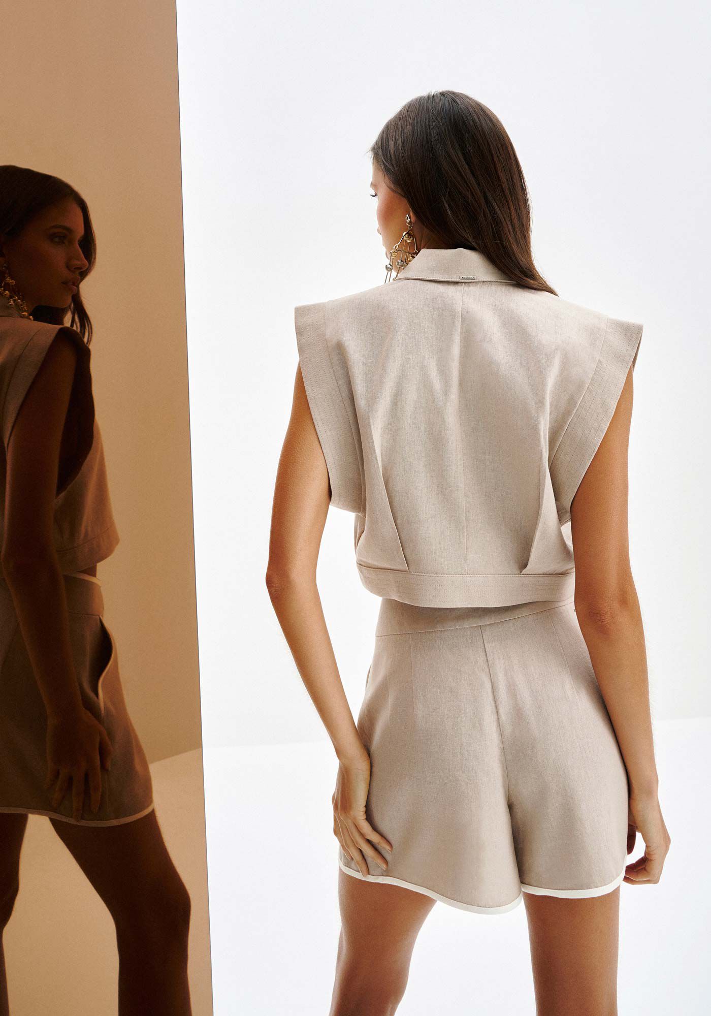 Camisa Cropped em Linho com Recorte Ombro, BEGE CAQUI, large.