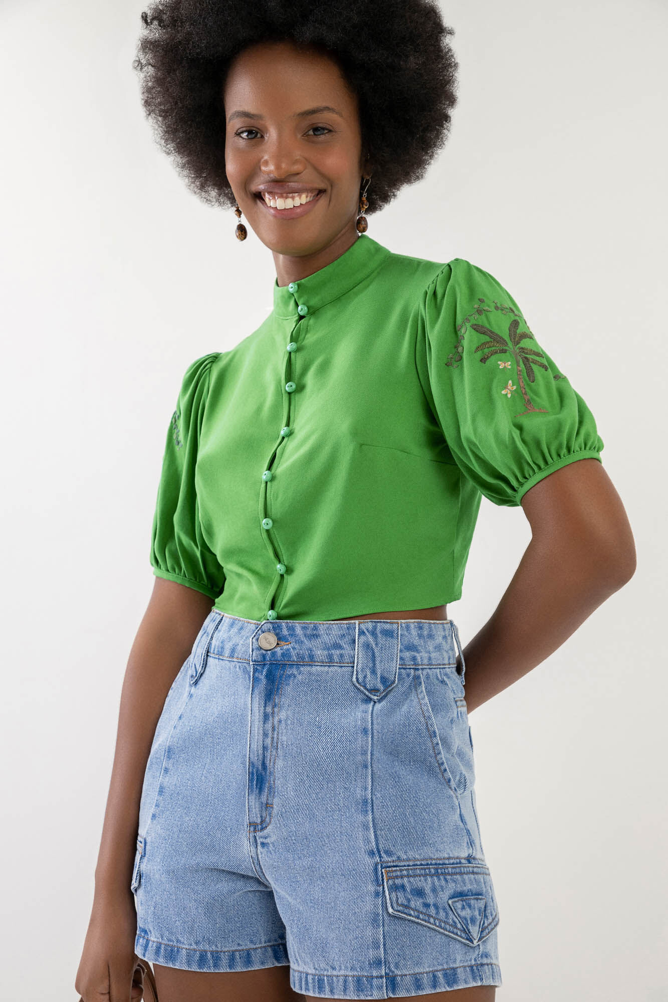 Camisa Cropped com Manga Curta Bufante Bordada, , large.
