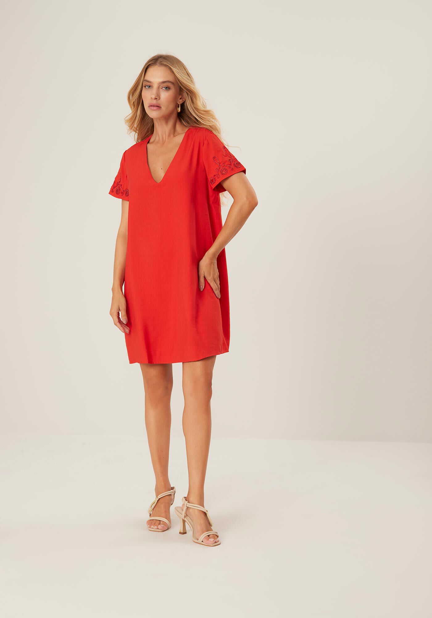 Vestido Curto Reto com Bordado Manga Flare, VERMELHO REDDISH, large.
