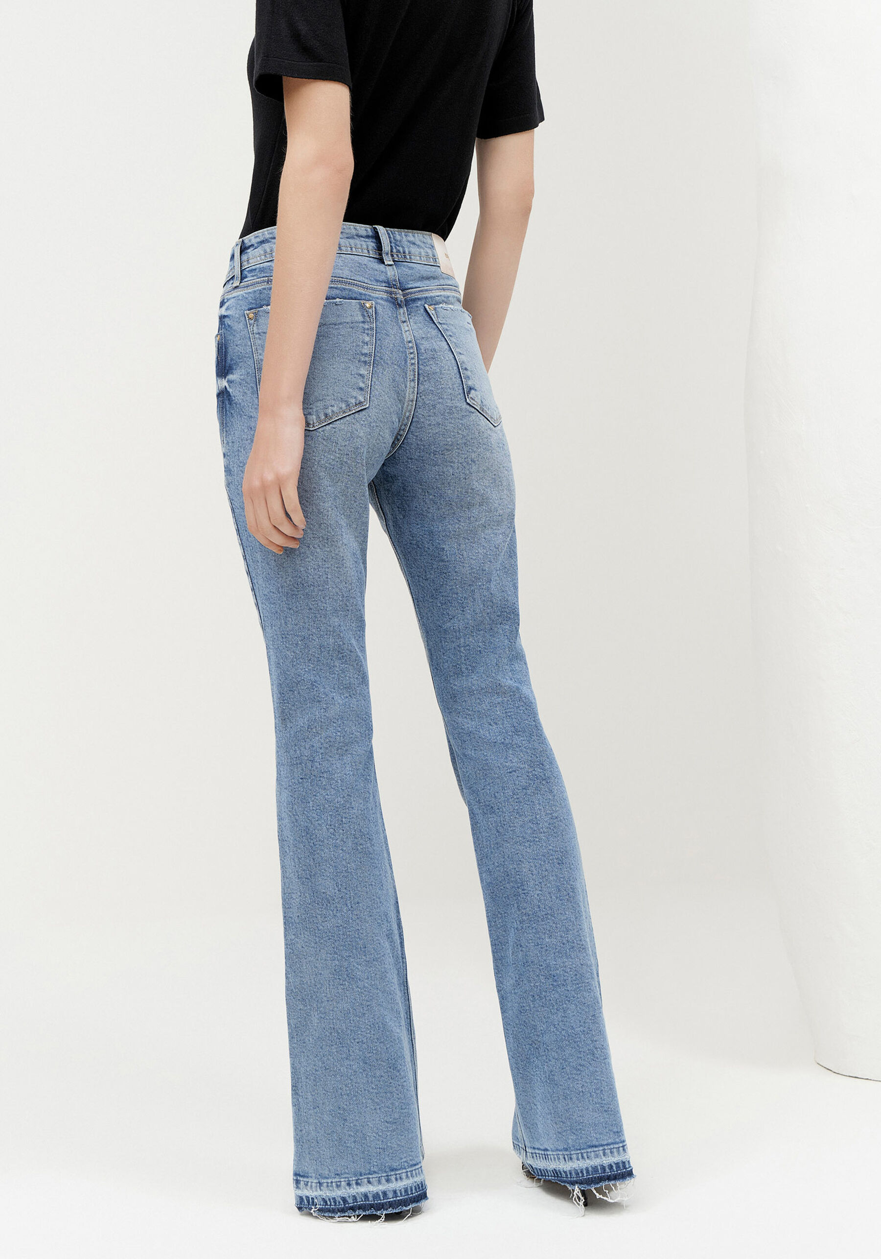 Calça Jeans Flare Cintura Alta com Detalhe Barra, JEANS. Calça Jeans Flare Cintura Alta com Detalhe Barra, JEANS, large.