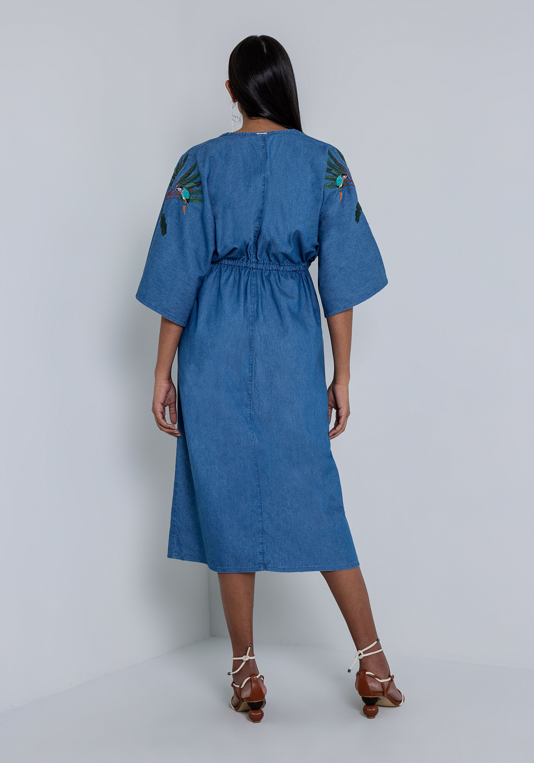 Vestido Midi em Jeans com Manga 3/4 e Bordado, JEANS. Vestido Midi em Jeans com Manga 3/4 e Bordado, JEANS, large.