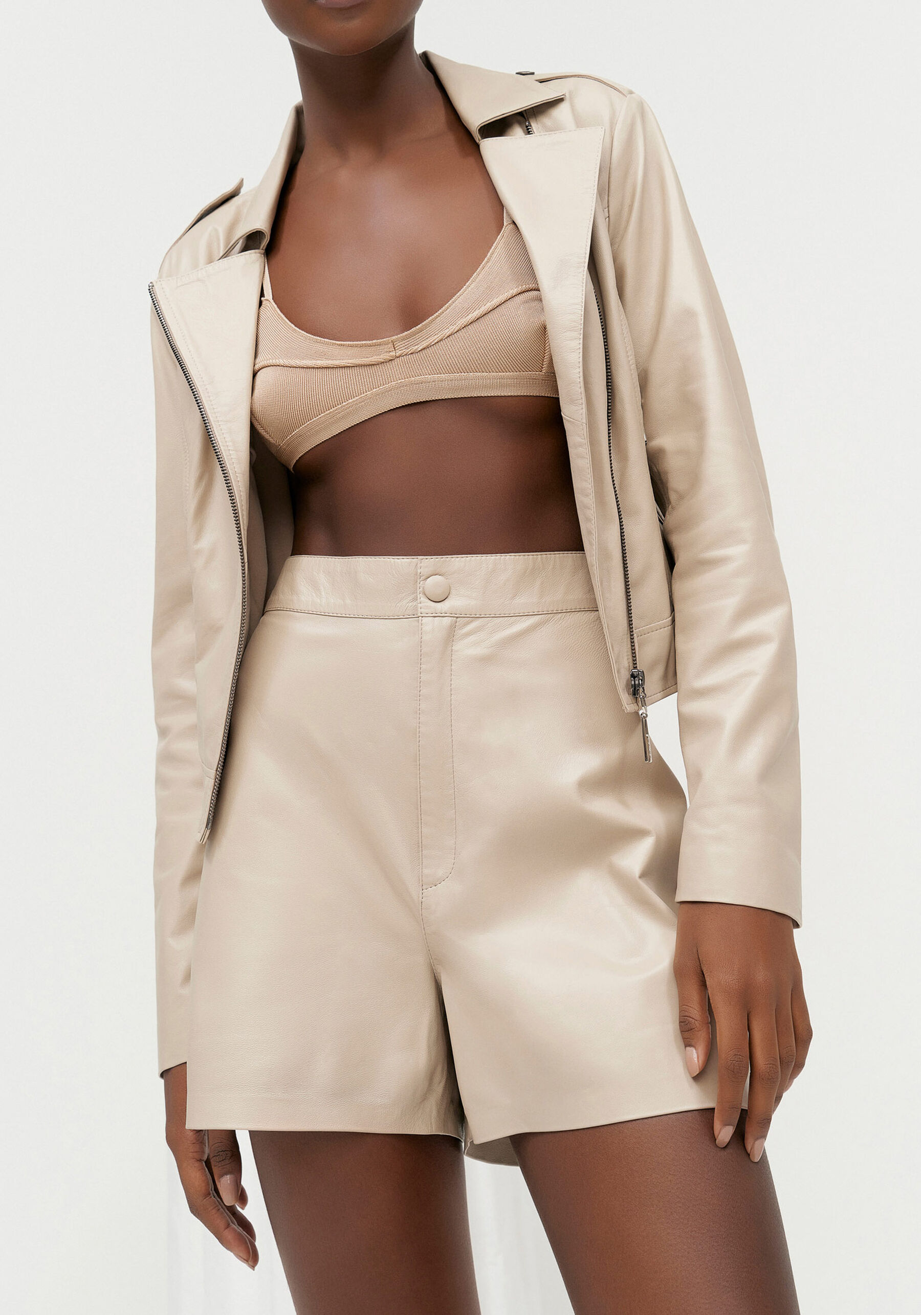 Shorts em Couro com Cintura Alta, BEGE FLAME. Shorts em Couro com Cintura Alta, BEGE FLAME, large.