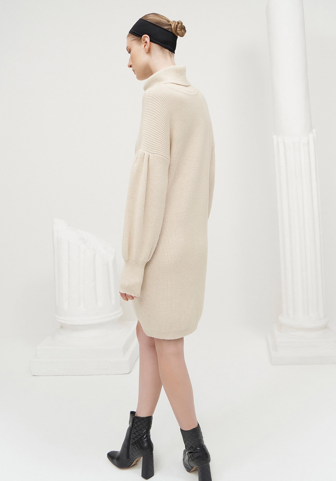 Vestido Curto Gola Alta em Tric&ocirc; com Manga Bufante, , large.