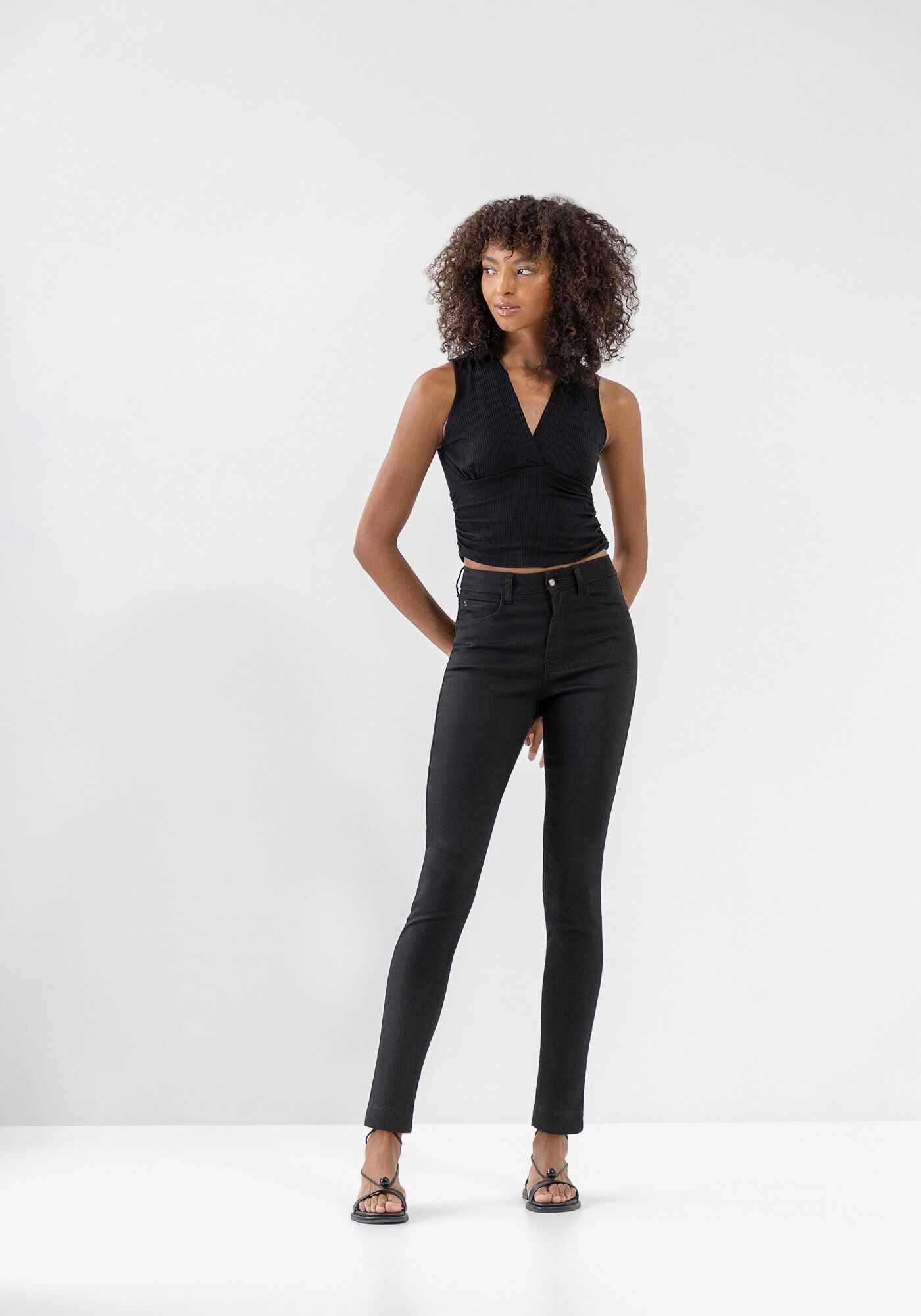 Blusa Canelada Franzida com Decote Transpassado, PRETO REATIVO, large.