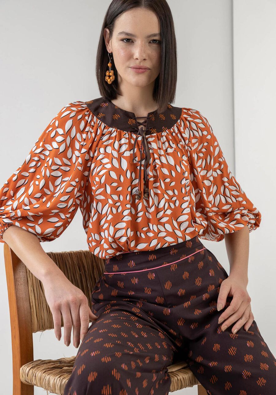 Blusa Oversized Estampada com Recorte Gola, JAMBU. Blusa Oversized Estampada com Recorte Gola, JAMBU, large.