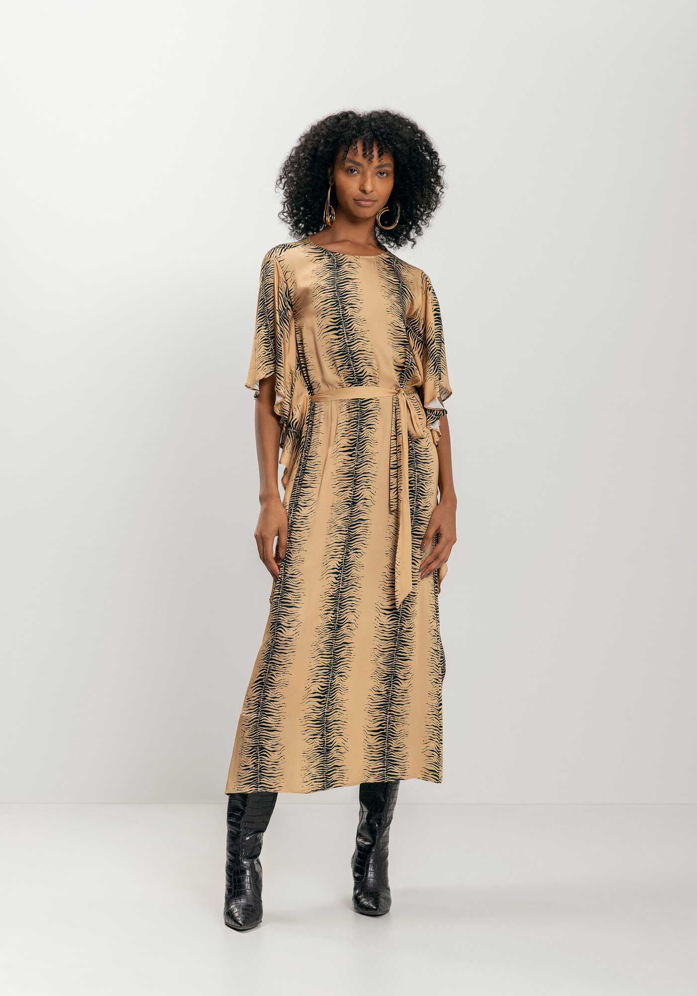 Vestido Ch&aacute; Estampado Com Mangas Amplas E Faixa, , large.