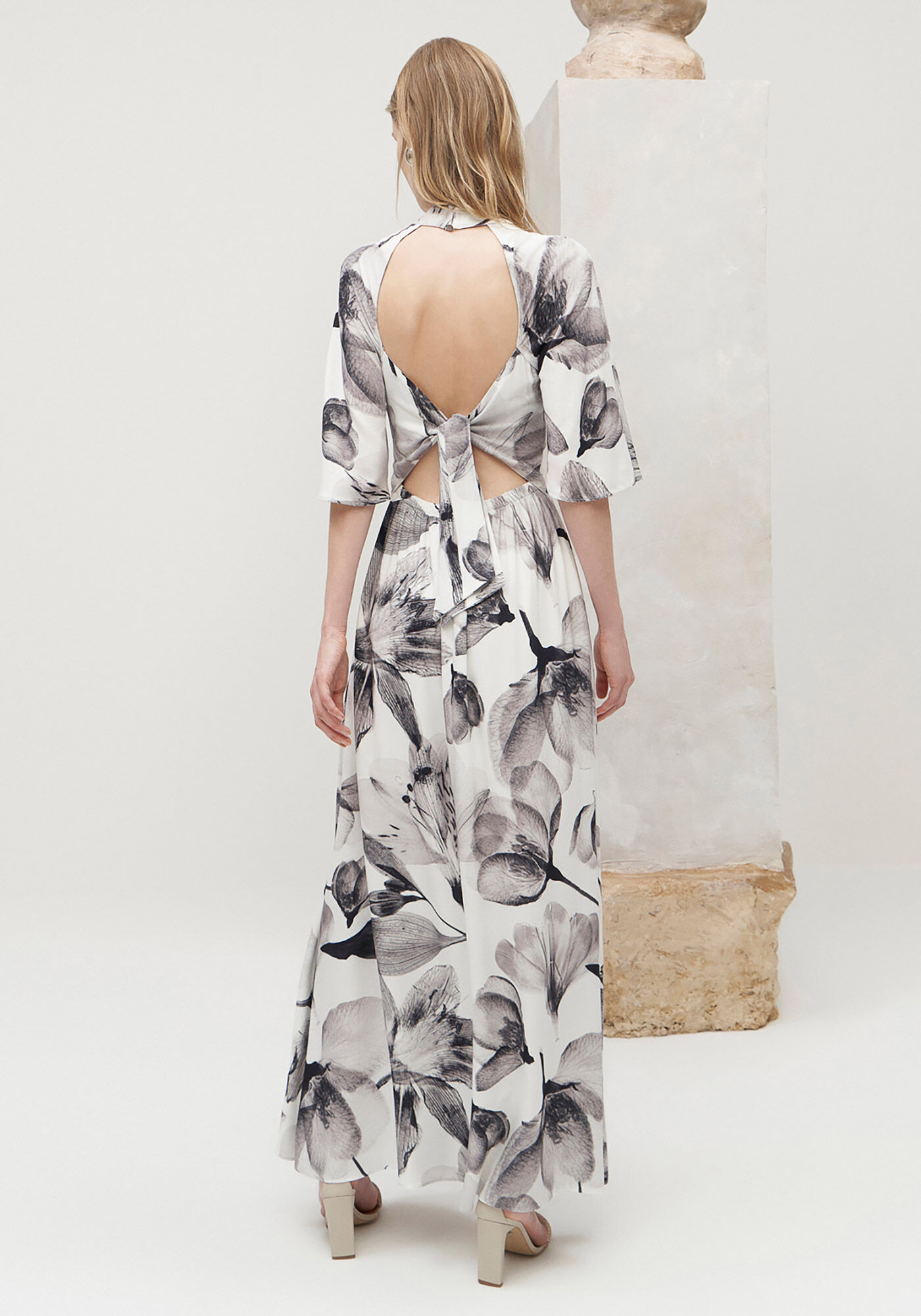 Vestido Longo Manga 3/4 em Crepe com Cut Out, BLACK FLOWERS, large.