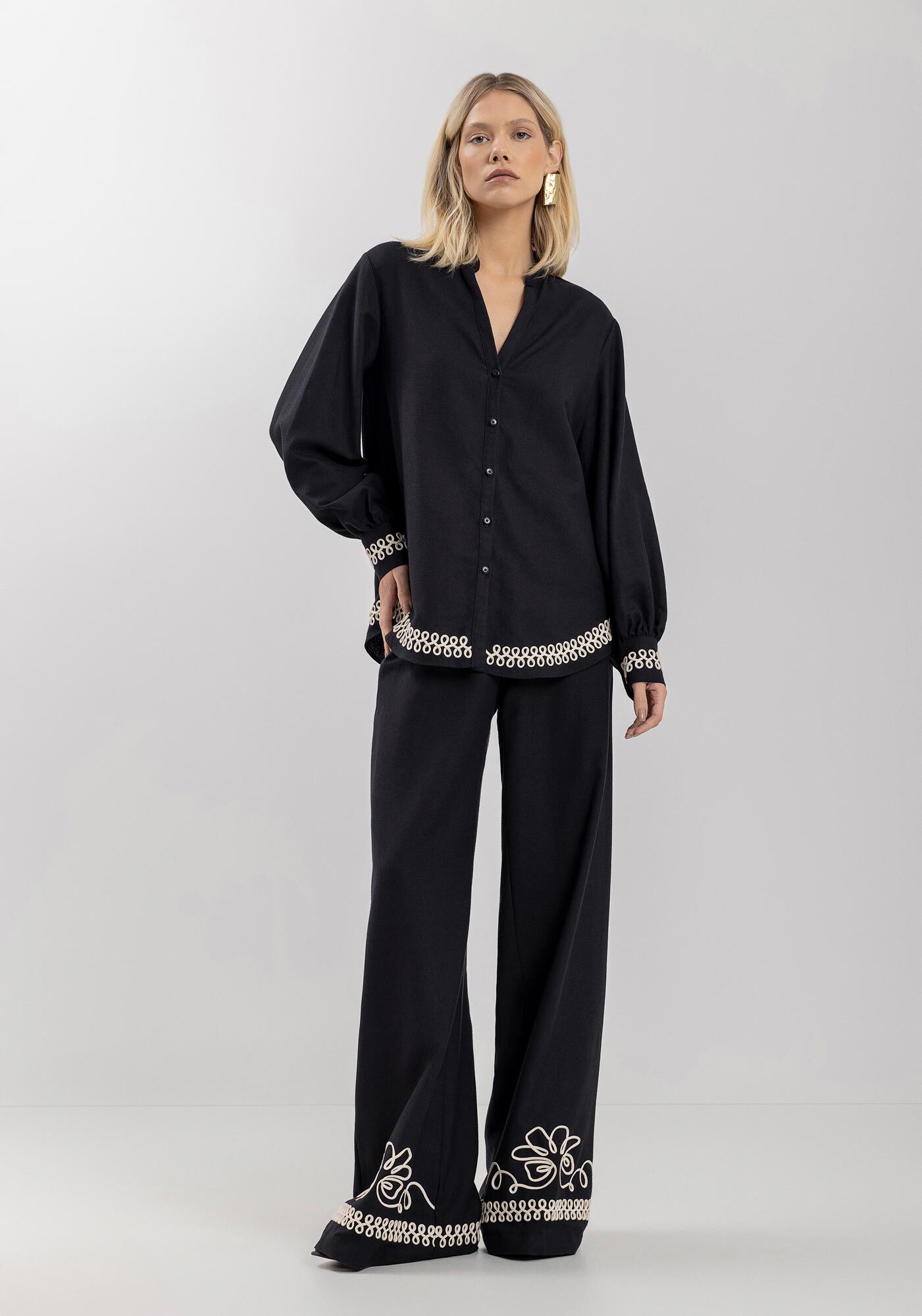 Camisa Alongada Com Mangas Amplas E Bordados Em Alto Relevo, PRETO, large.