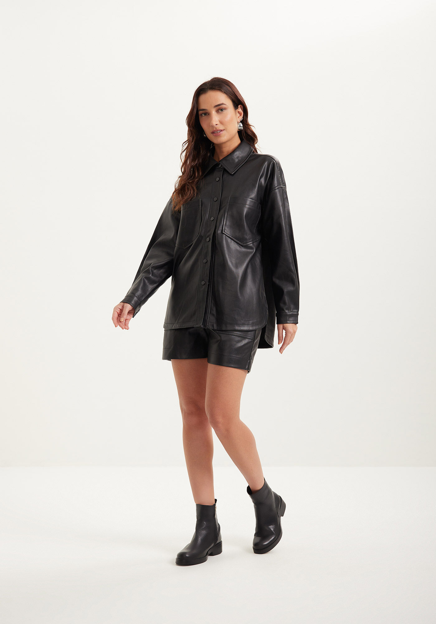 Camisa Alongada Em Pu Com Bolsos E Bot&otilde;es De Press&atilde;o, , large.