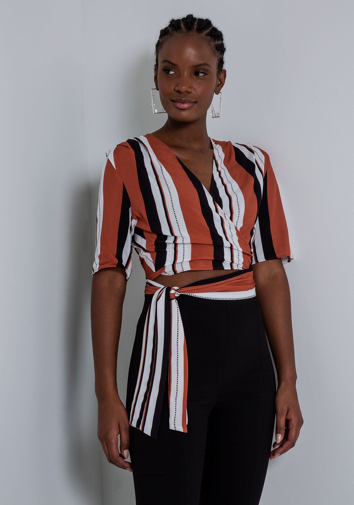 Blusa Cropped em Viscose Transpassada, SENTIDO, large.