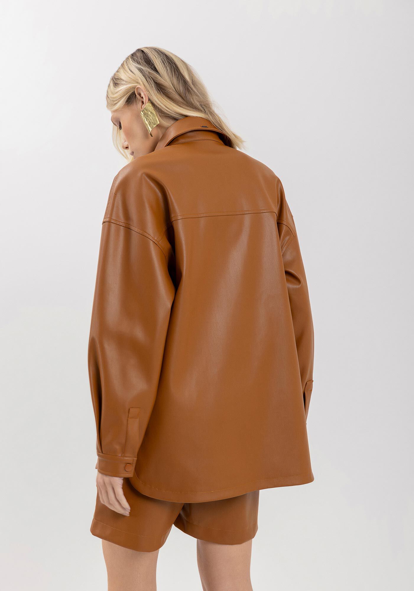 Camisa Alongada Em Pu Com Bolsos E Bot&otilde;es De Press&atilde;o, , large.