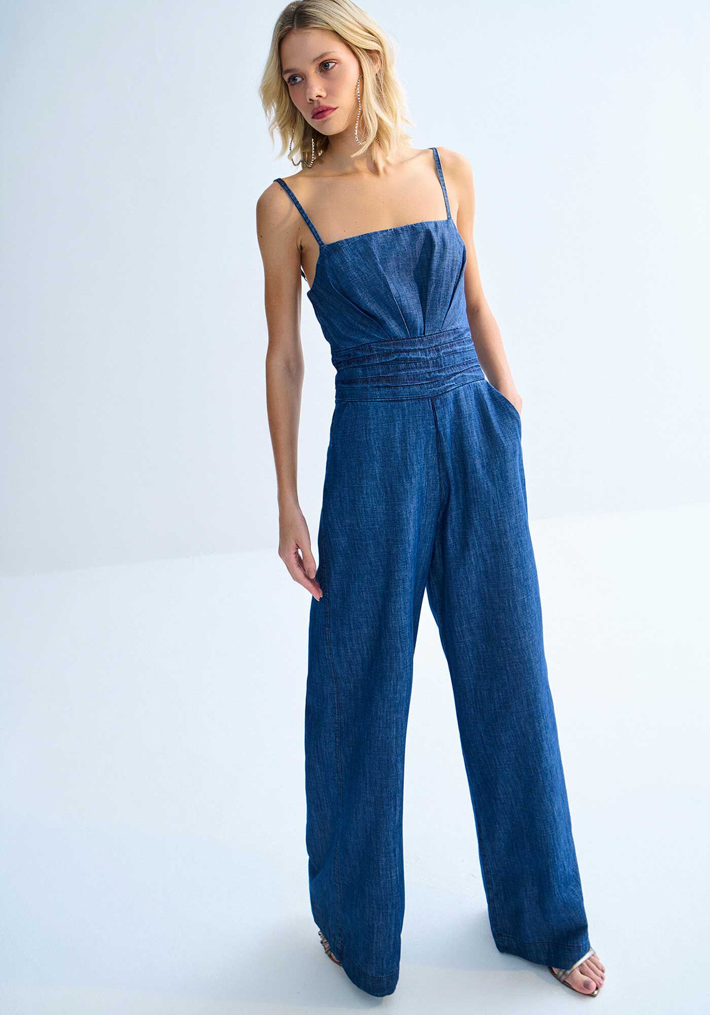 Macac&atilde;o Jeans Longo Pantalona com Pregas Cintura, , large.